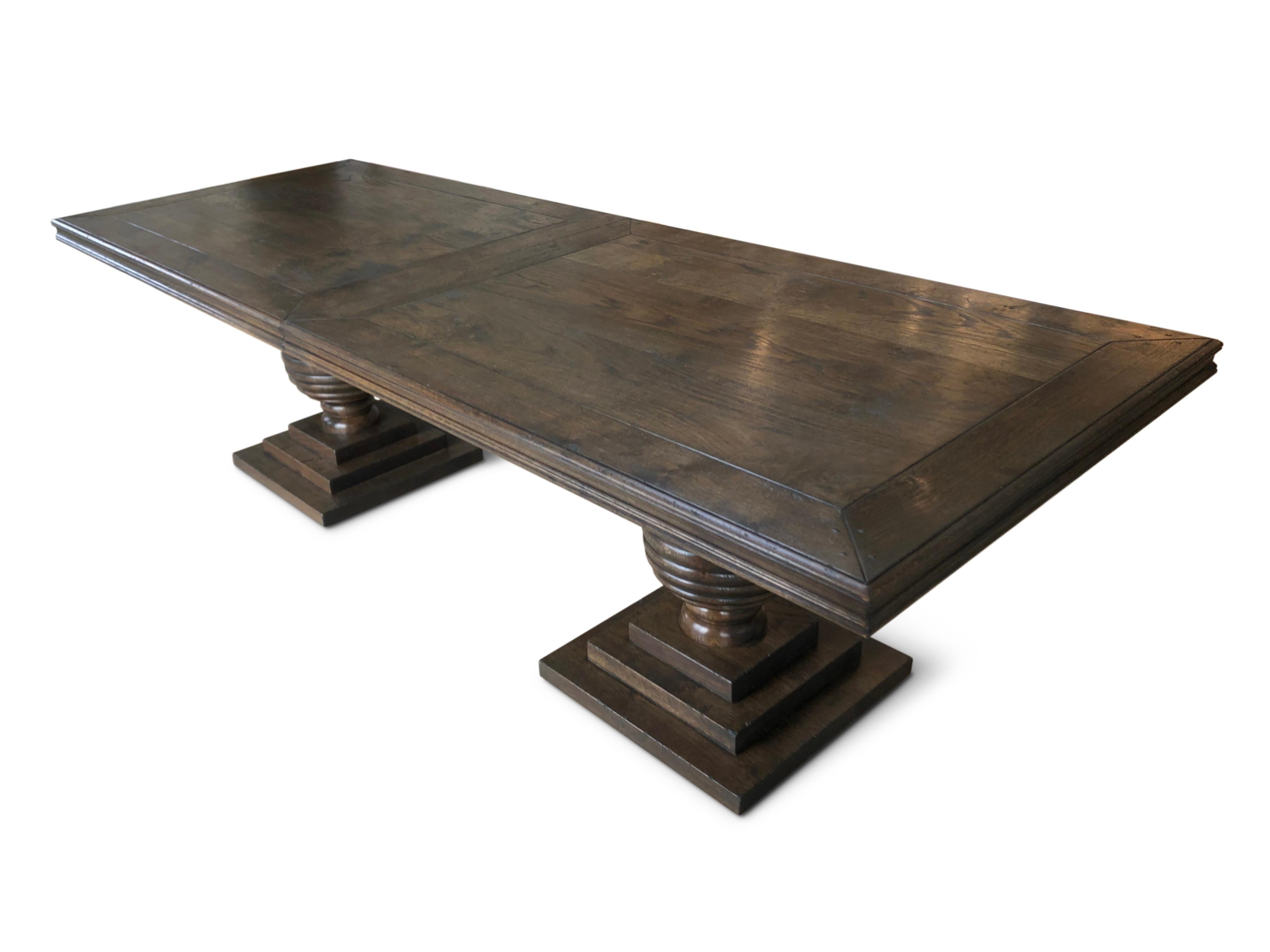 Table de salle à manger, grande table à rallonge en forme de ruche.

Le plateau épais en chêne mitré s'ouvre pour accueillir deux feuilles. Repose sur deux grands piédestaux tournés en forme de ruche. La partie supérieure s'ouvre pour insérer les