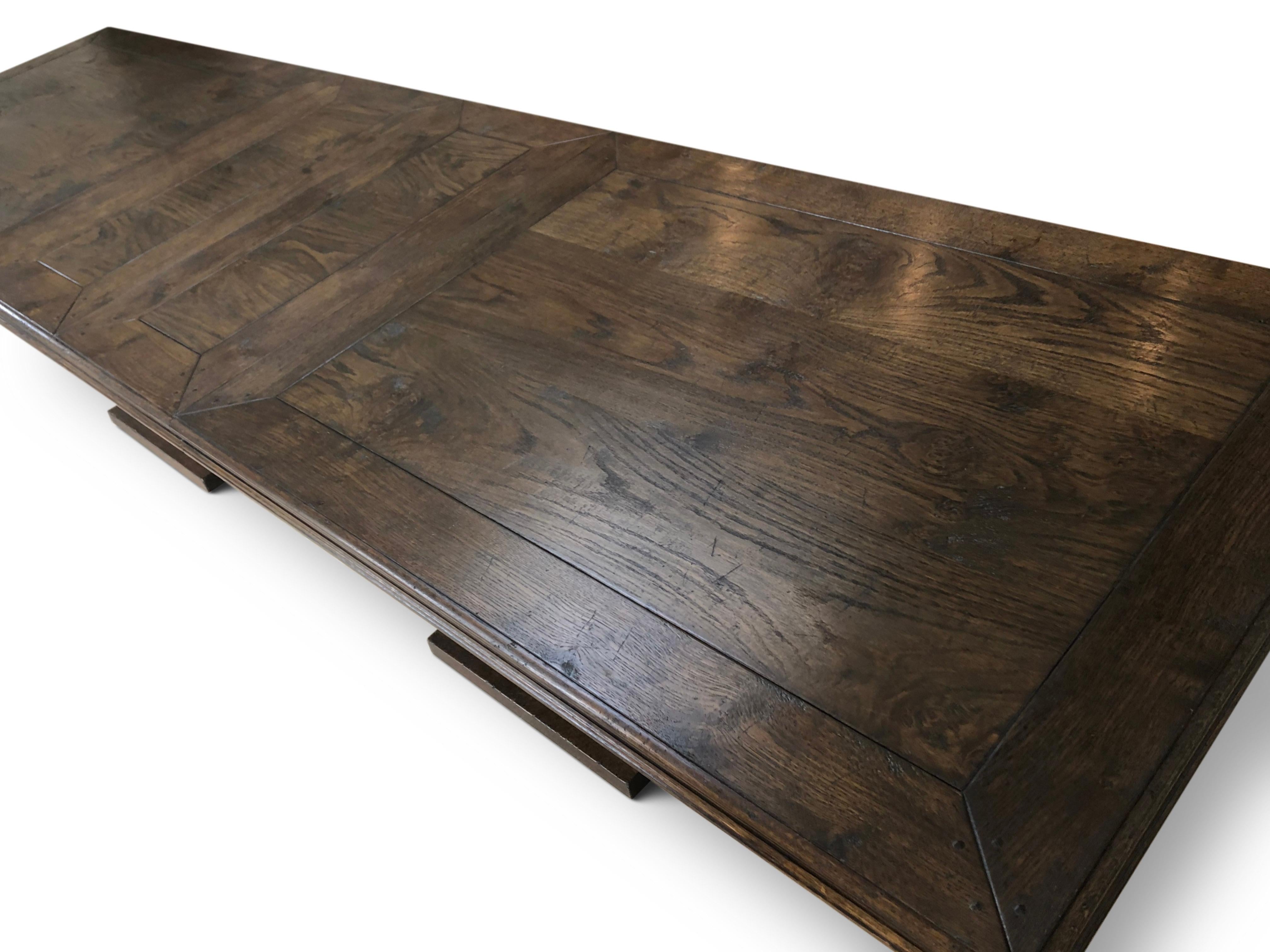 Britannique Table de salle à manger, pieds en forme de ruche et plateau extensible. en vente