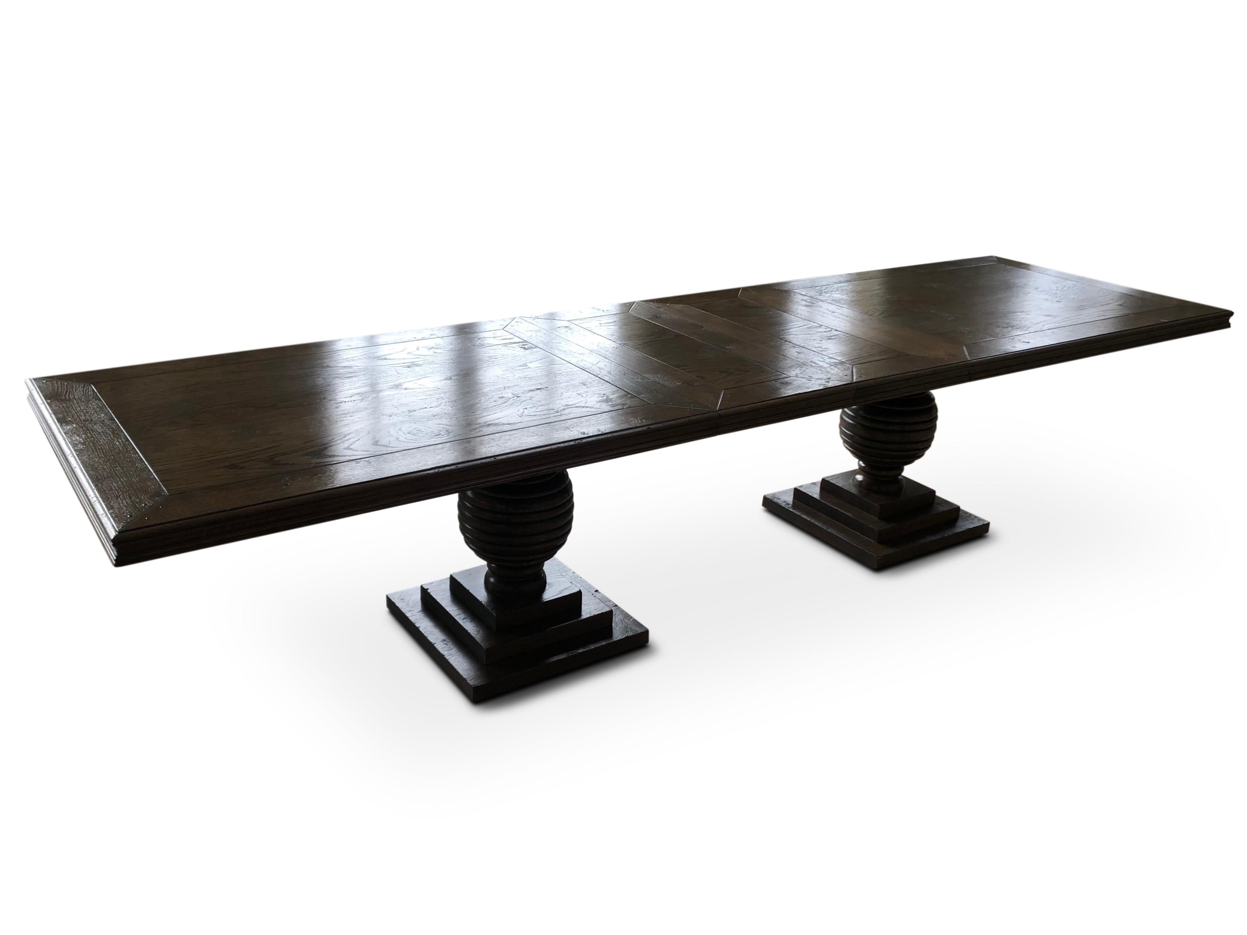 Fait main Table de salle à manger, pieds en forme de ruche et plateau extensible. en vente