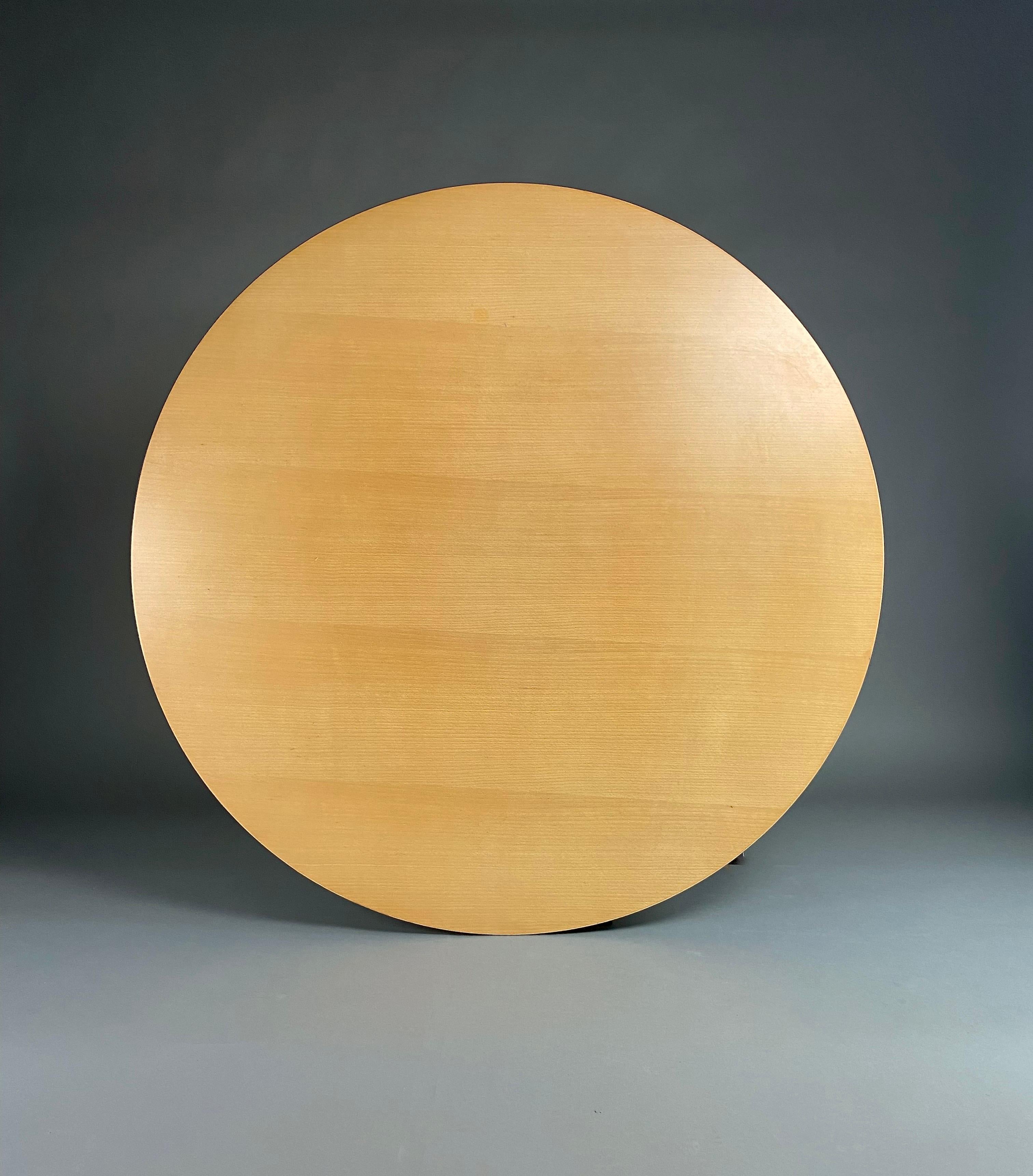 Voici le summum de l'élégance et du design intemporel : la table de salle à manger circulaire en bois de hêtre modèle A825 d'Arne Jacobsen pour Fritz Hansen, un véritable chef-d'œuvre qui orne les salles à manger depuis 1968.

Améliorez votre
