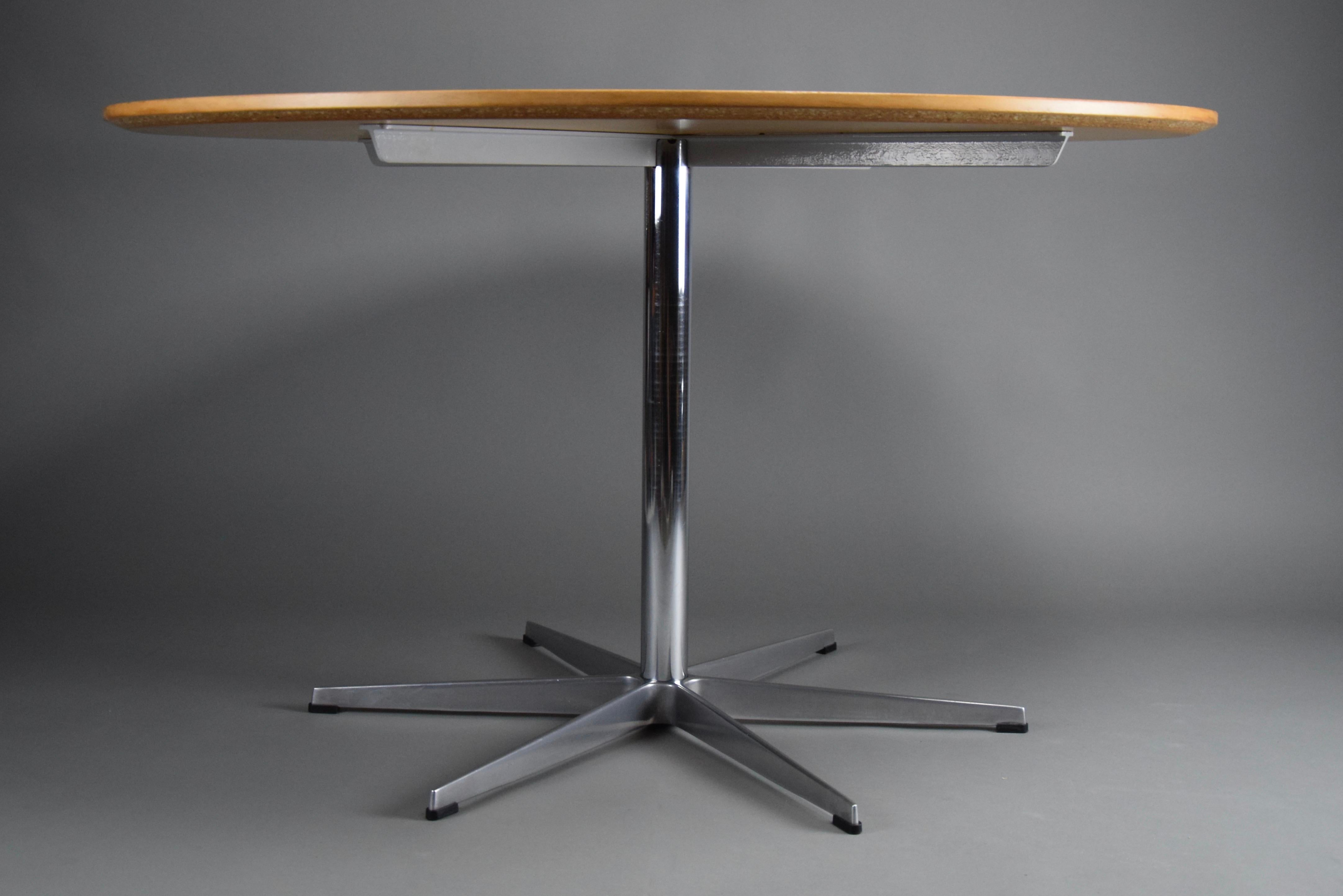 Arne Jacobsen Dining Room Table for Fritz Hansen For Sale 3
