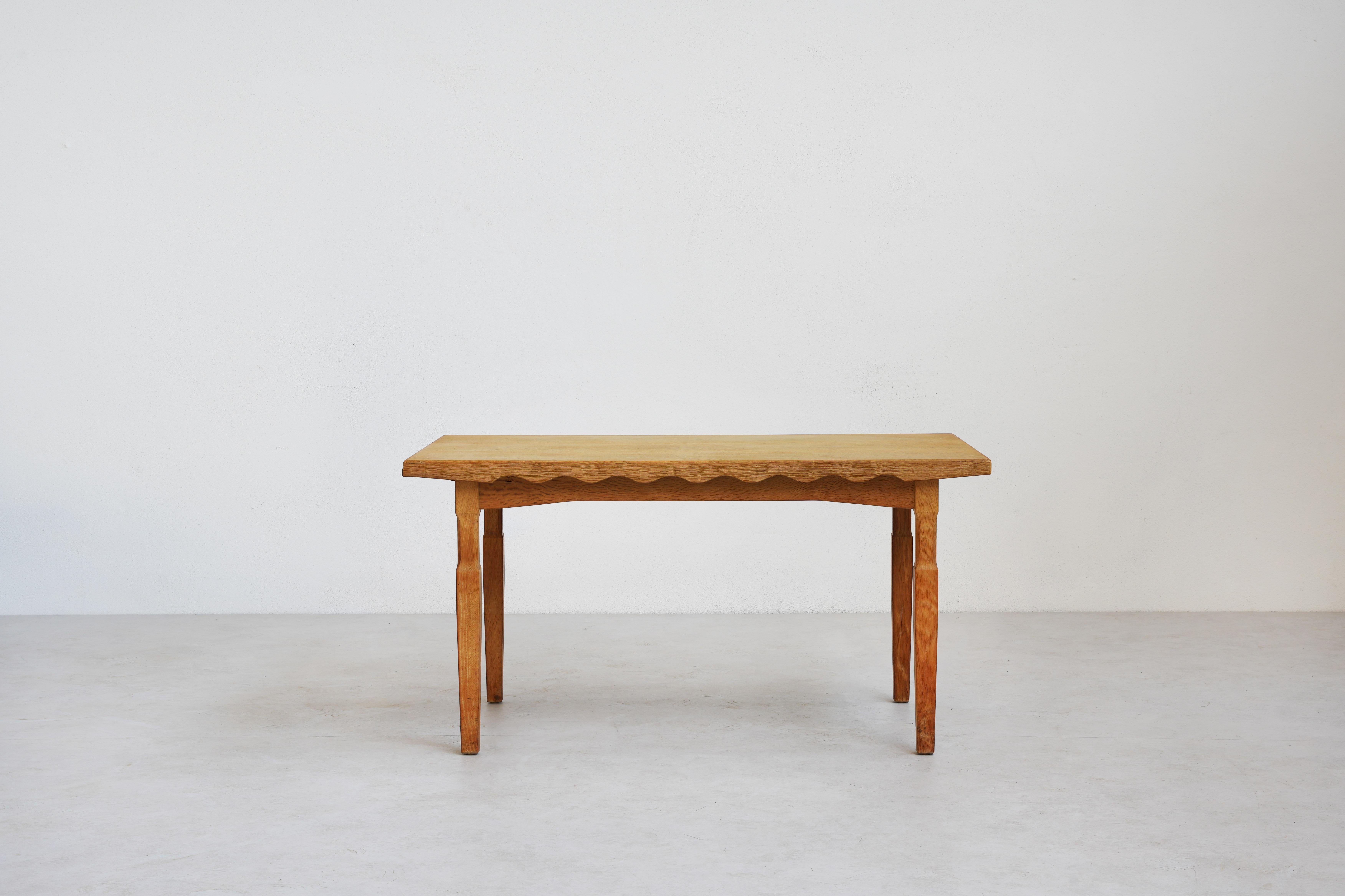 This exquisite dining table, crafted from high-quality oak, showcases the exceptional design vision of Henning Kjærnulf, a renowned Danish designer. Produced by EG Kvalitetsmøbler in the 1960s, it exemplifies mid-century modern design. The unique
