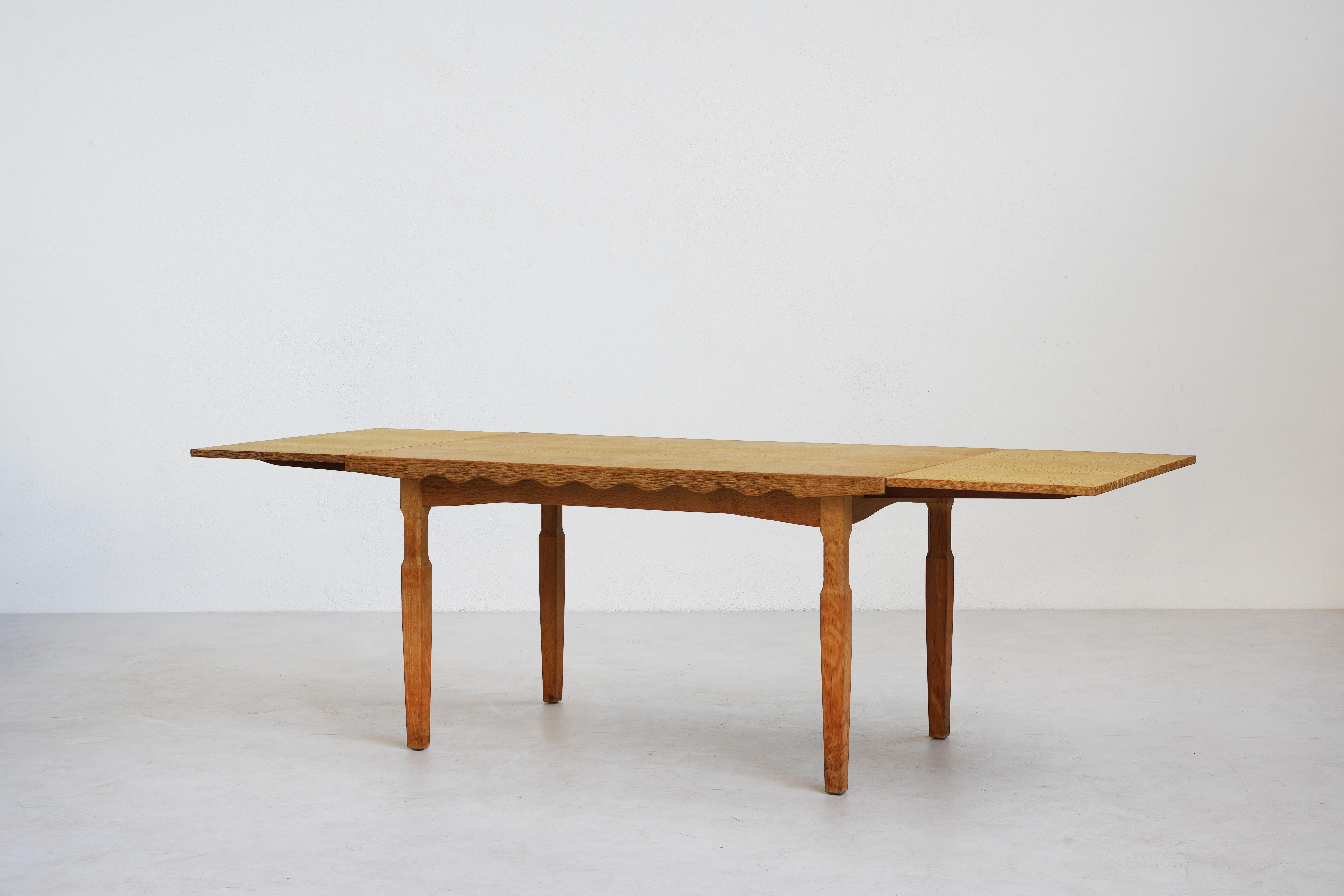 Dining room table by Henning Kjaernulf for EG Kvaliteetsmøbler, Oak 1960 Denmark In Excellent Condition In Berlin, DE