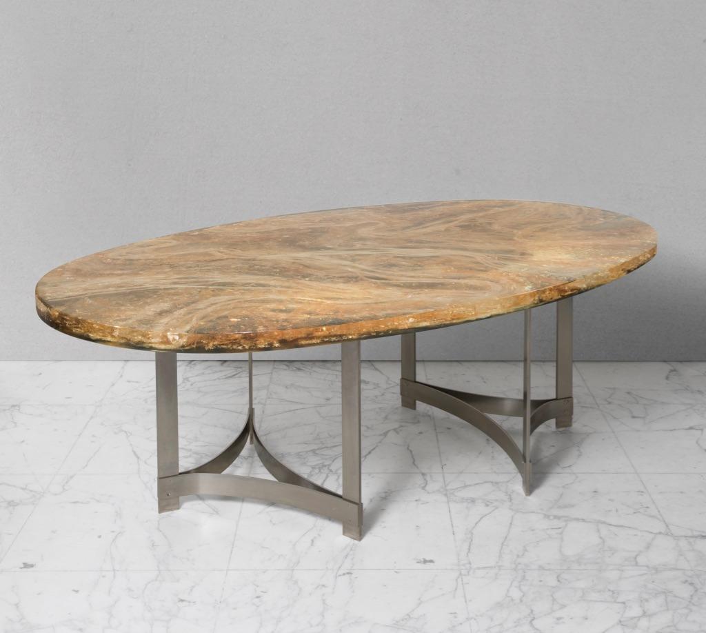 Surface de table ovale en résine fractale
Pieds de table et entretoises en acier inoxydable
Signature de l'artiste sur le bord de la surface.