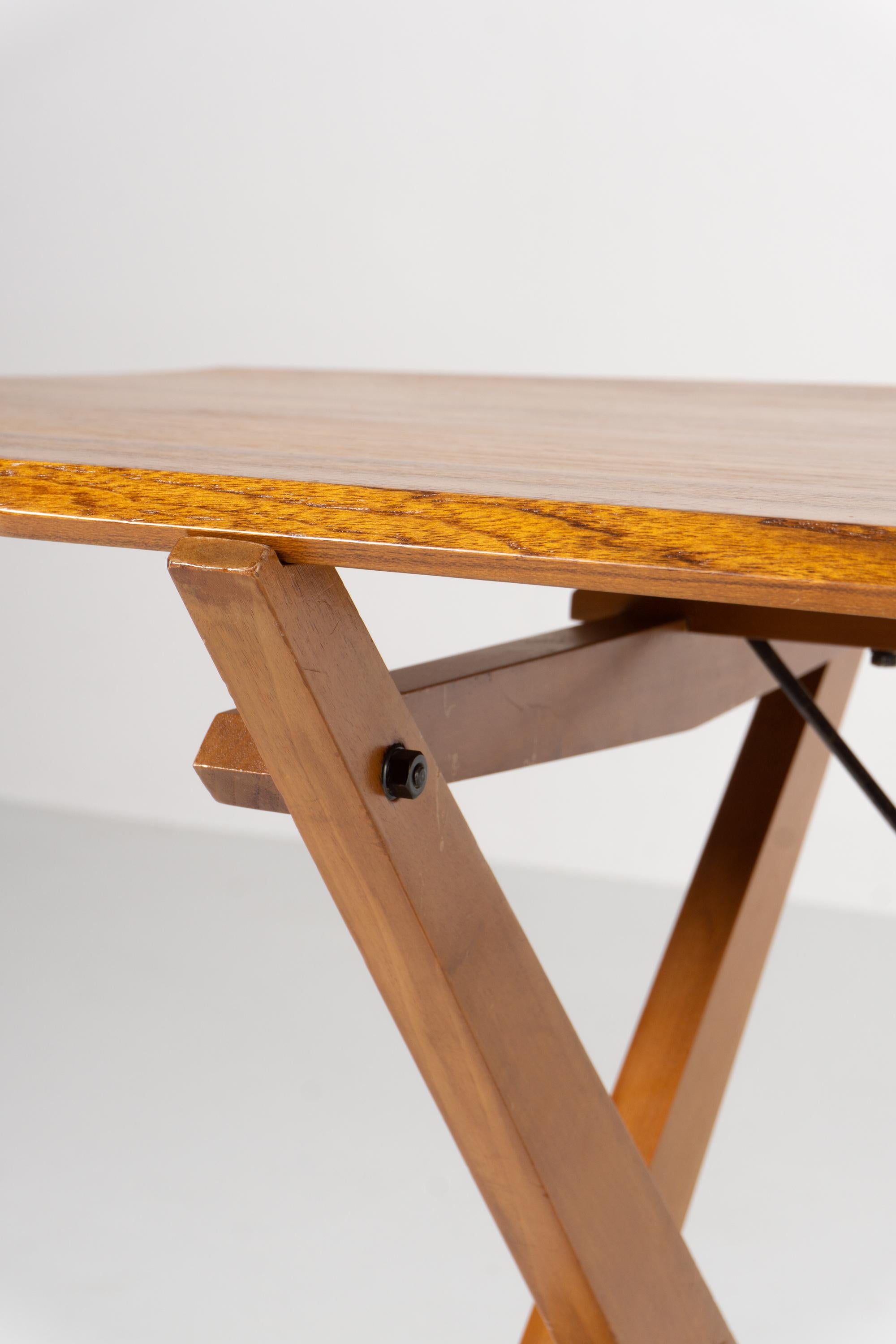 La particularité de cette table est son plateau en bois massif.
Cette table gracieuse de l'architecte et designer italien Franco Albini a été conçue en 1951. Le modèle, connu sous le nom de 