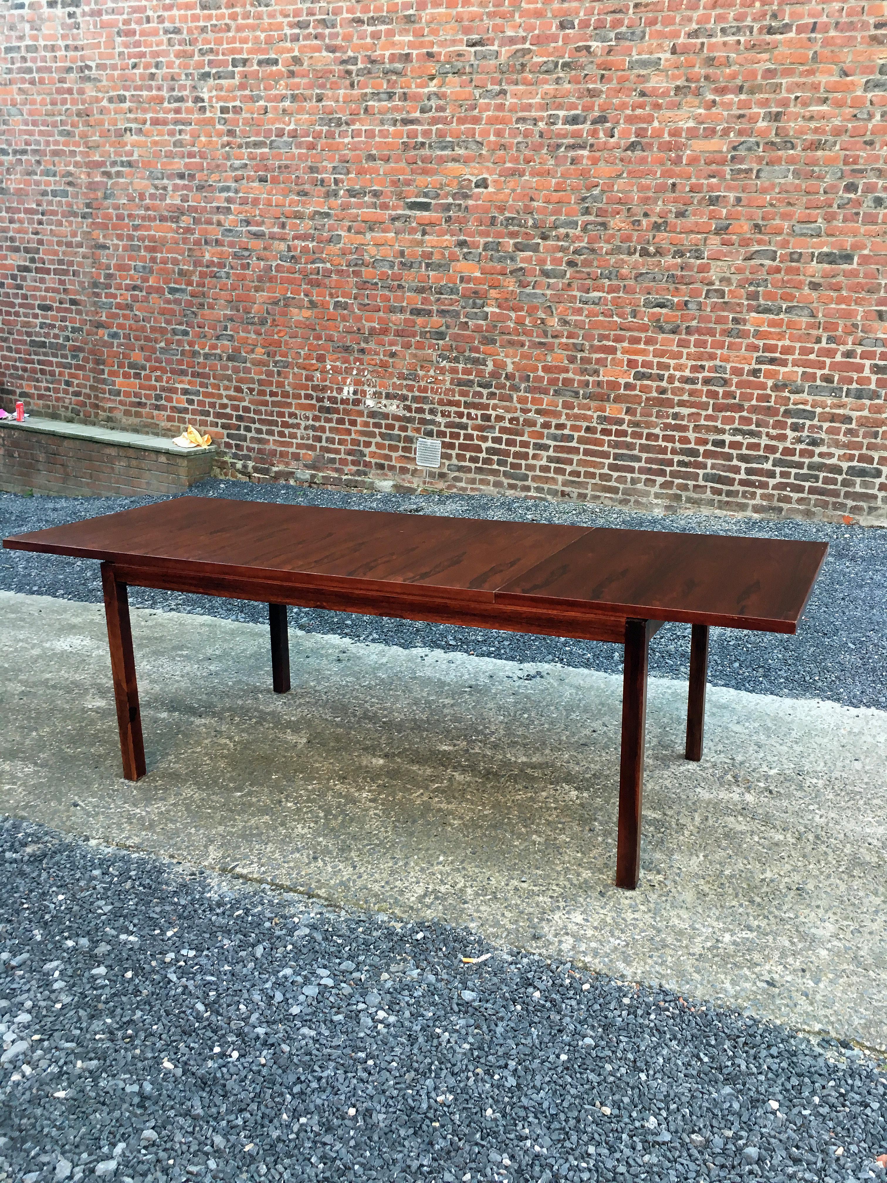 Alfred Hendrickx Dining room table in rosewood and rosewood veneer, circa 1970.
Belform Edition
Dimensions with one leaf: 75 x 210 x 90 cm.