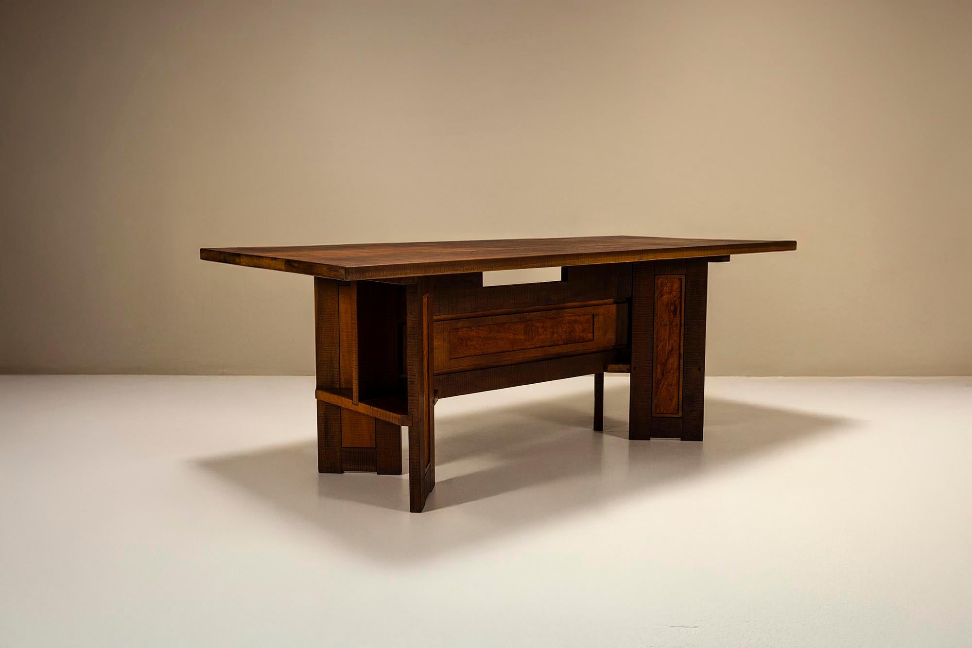 Una mesa de comedor atrevida y con carácter, elaborada al estilo de Giuseppe Rivadossi. Esta pieza refleja el mismo lenguaje escultórico y la misma integridad material que el conjunto de seis sillas a juego, procedentes de la misma casa y