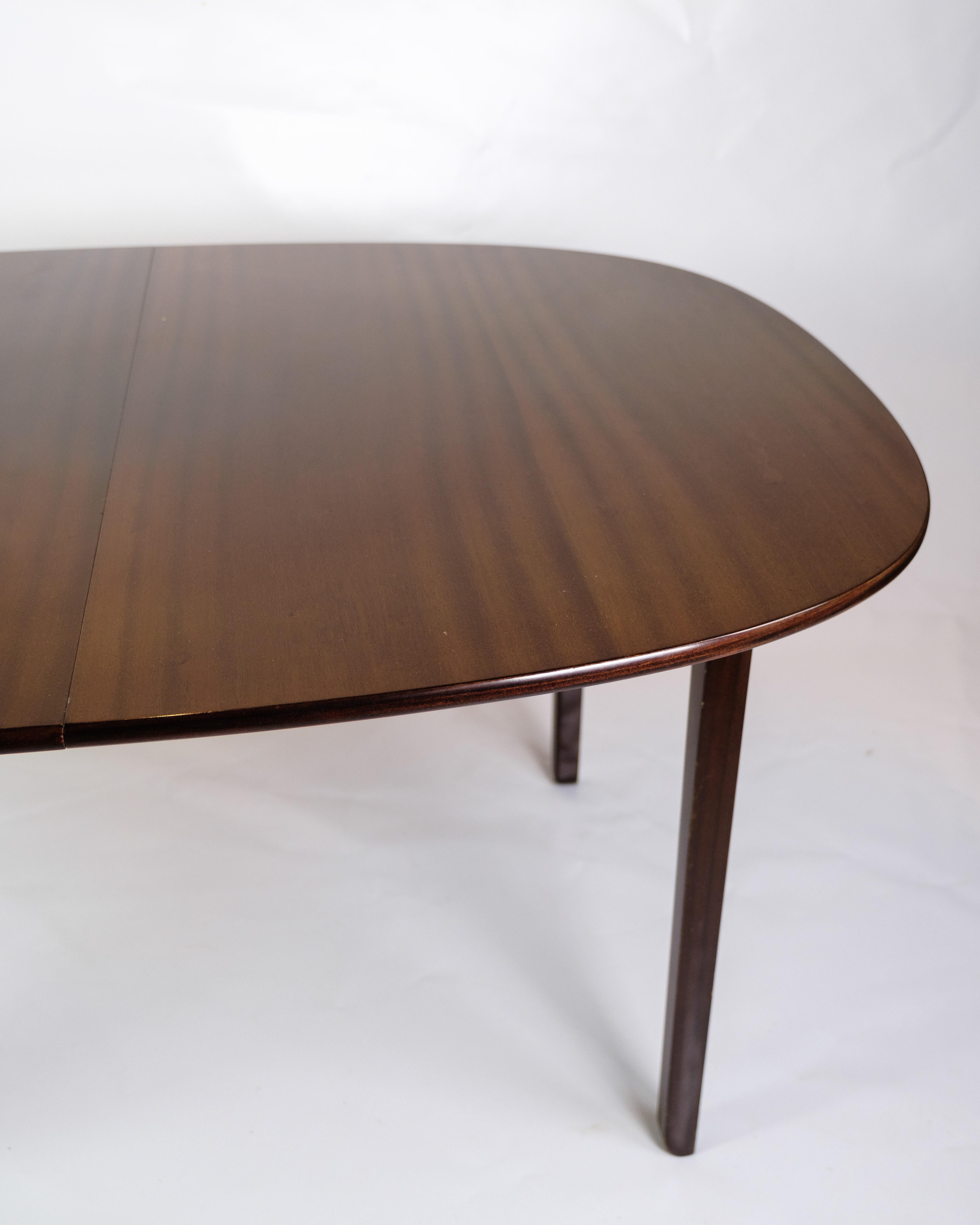 Der Esstisch aus Mahagoni, entworfen von dem berühmten Ole Wanscher und hergestellt von P. Jeppesen im Jahr 1960, ist ein elegantes und zeitloses Stück dänischen Möbeldesigns.

Das für den Tisch verwendete Mahagoniholz verleiht jedem Essbereich eine