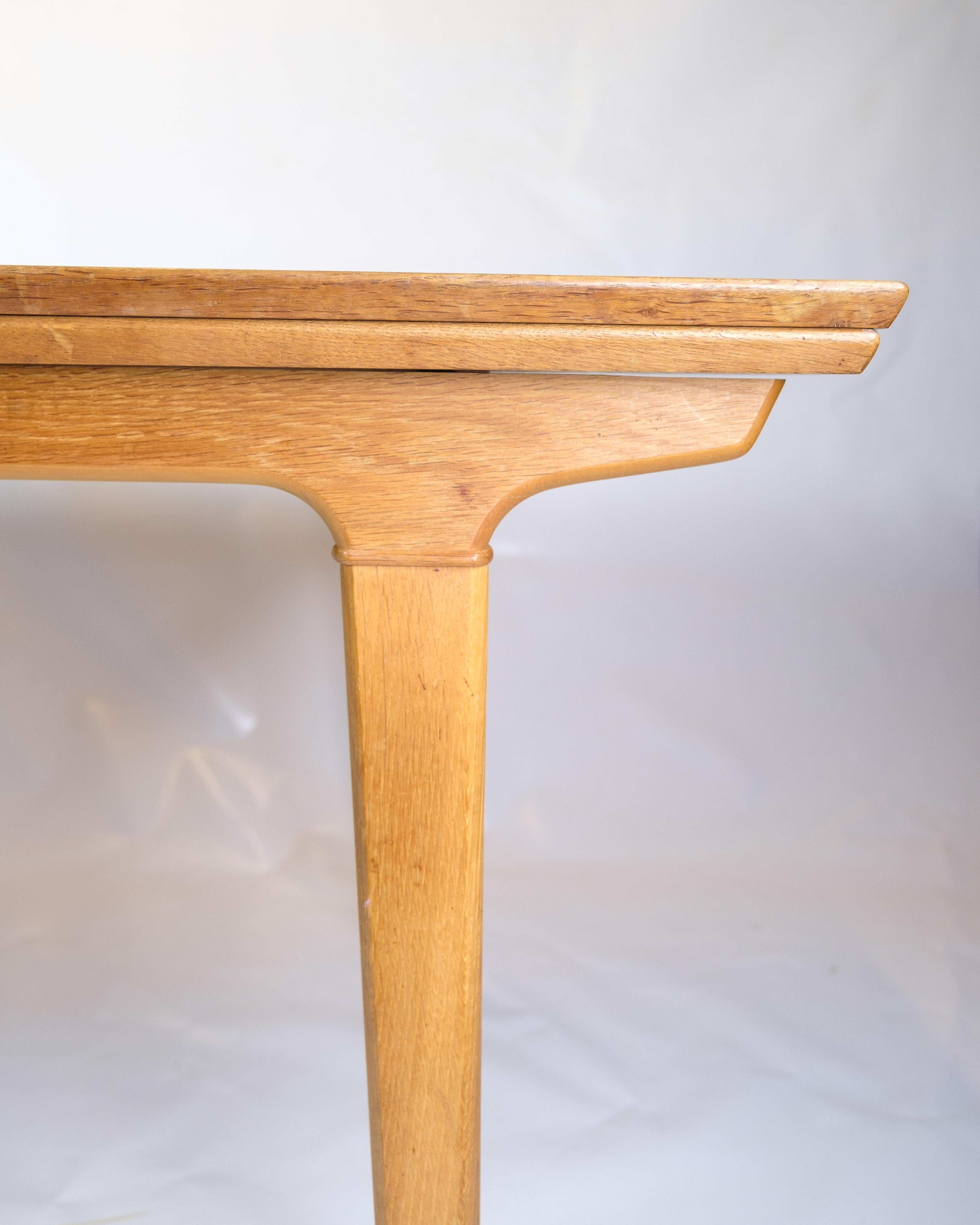 Der Esstisch aus Eichenholz, entworfen von Johannes Andersen, steht für die hervorragende Qualität und zeitlose Ästhetik des dänischen Designs der 1960er Jahre. Mit seiner schönen Eichenholzoberfläche strahlt der Tisch eine natürliche Wärme und