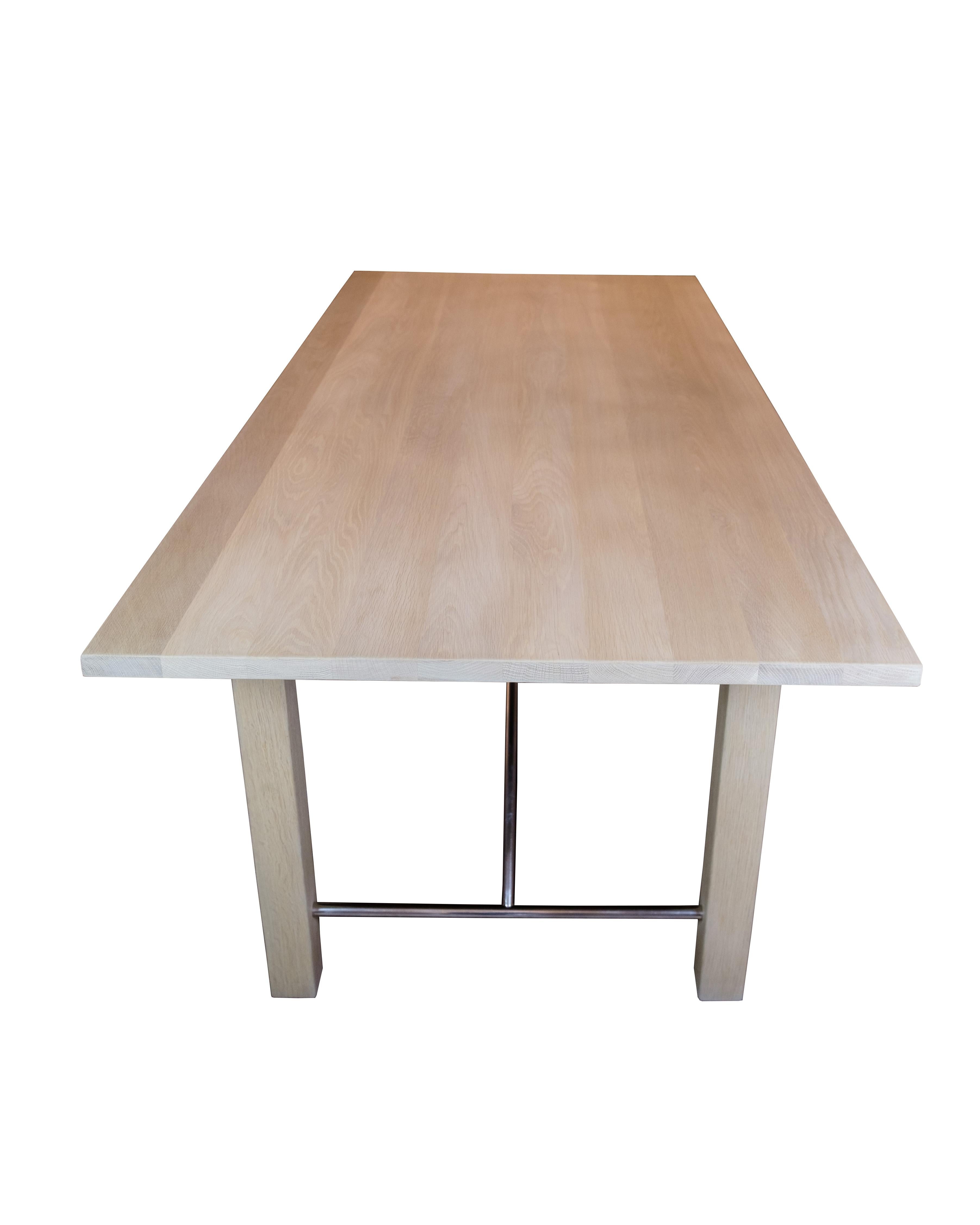 Table de salle à manger en chêne massif conçue par Hans Thyge Raunkjær réalisée par Trip trap avec des entretoises inclinées en métal chromé. La table a été inspectée dans notre atelier et est en très bon état. Presque comme neuf.


Dimensions :