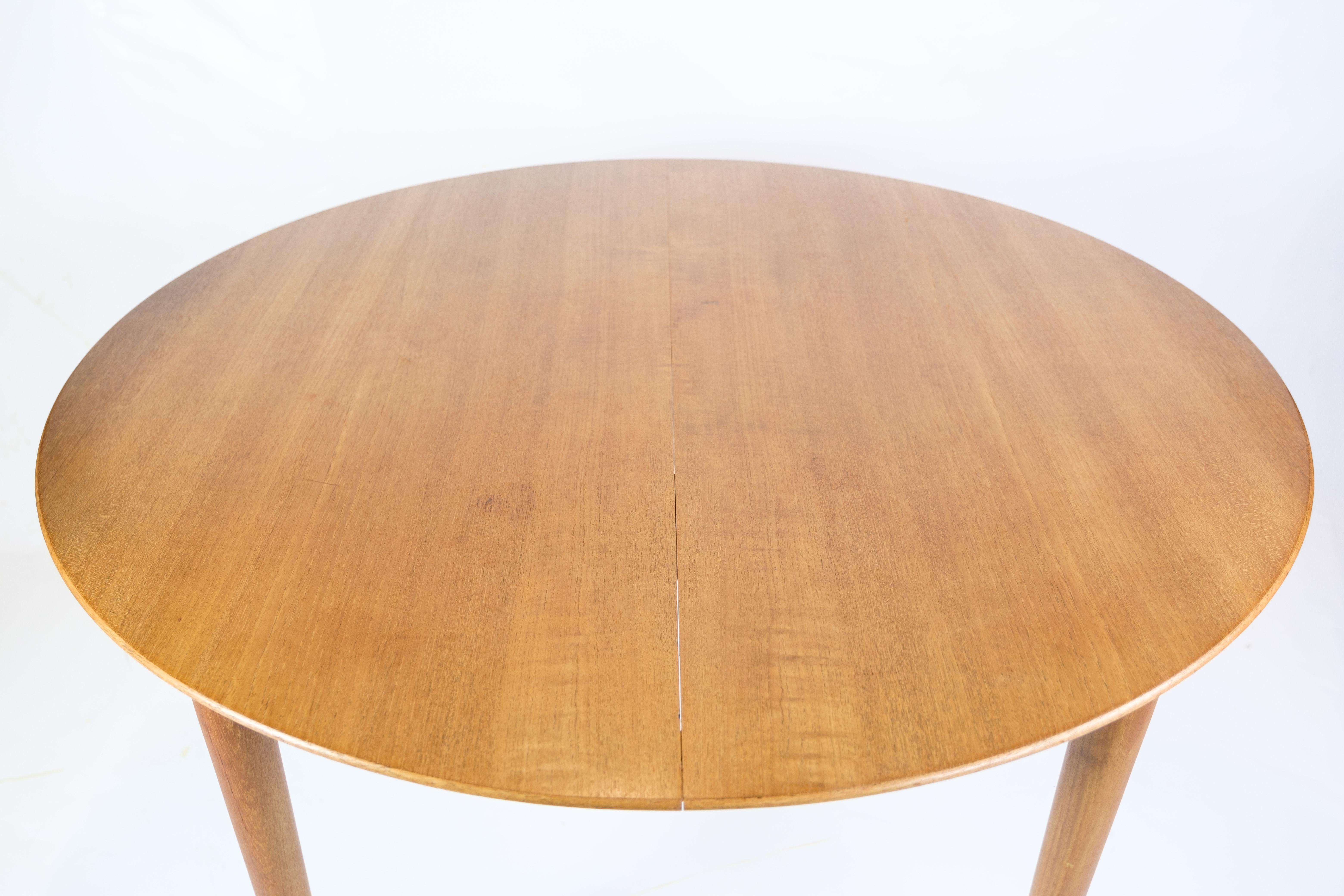 This round teak dining table from the 1960s is a beautiful example of Danish furniture design and craftsmanship at its best. Created by the renowned designer Arne Vodder in collaboration with P. Olsen Sibast I/S Møbelsnedkeri, this table combines