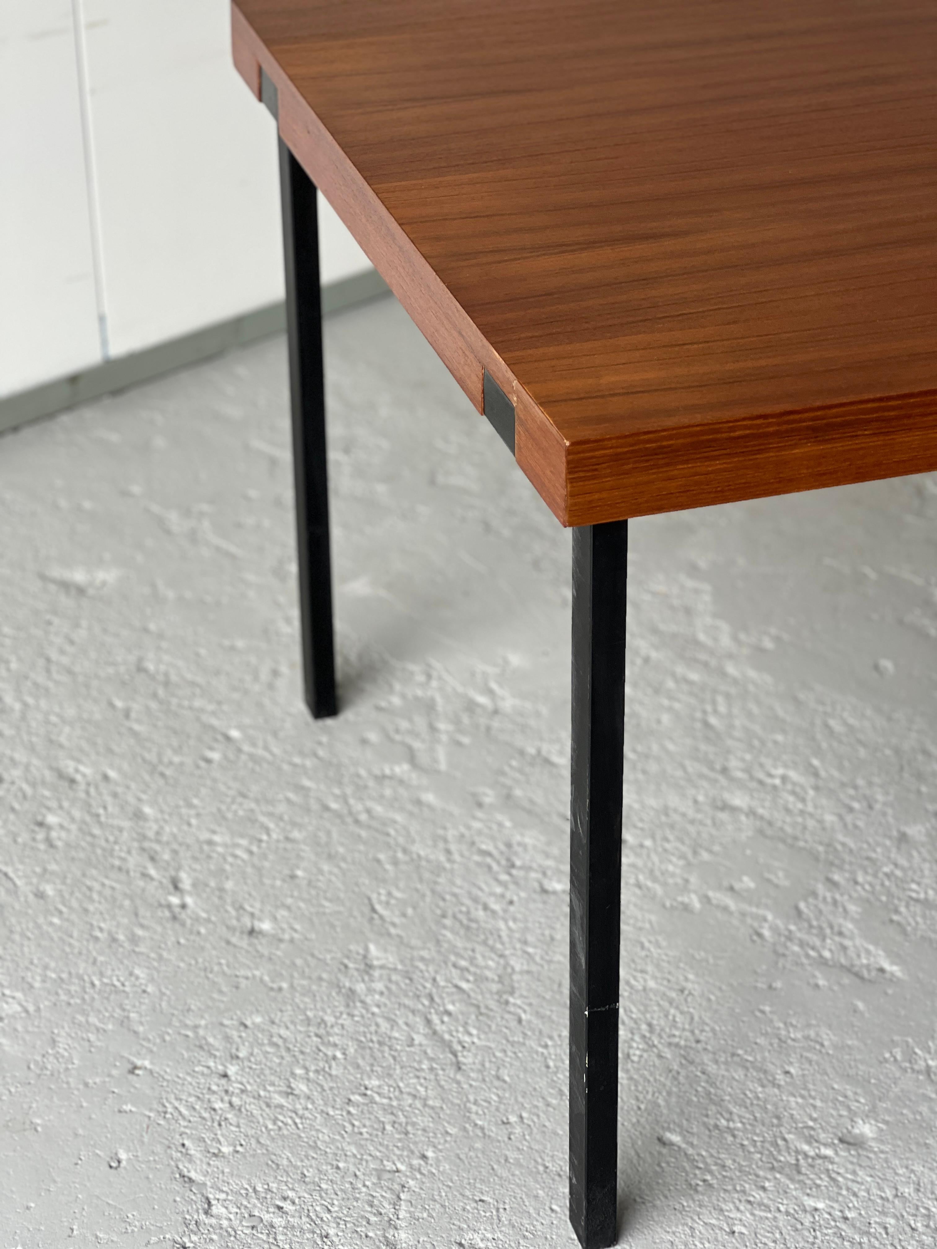 Rectangular table by Pierre Guariche, 1960s, for Huchers-Minvielle. The top is in teak, the base in black metal.
It has 1 pulls on side 50 cm long.