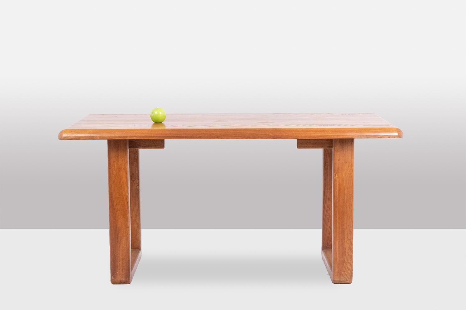 Dining room table, or desk, in solid blond elm, allowing 4 people to be placed around it, with graining. Right rectangular base.

Work realized in the 1970s.

Dimensions: H 73 x W 148 x D 76 cm

Reference: LS5748857Y