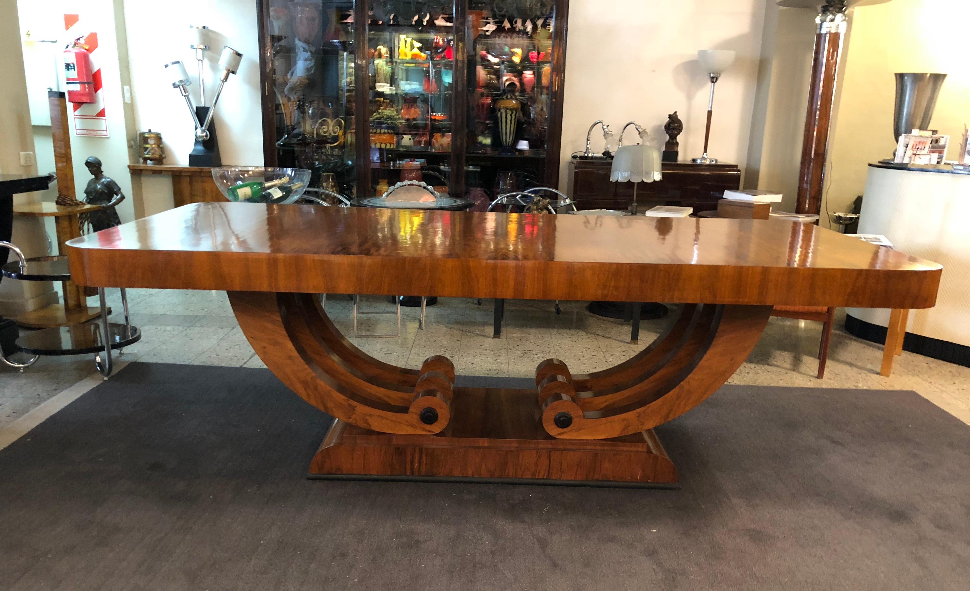 Dining table Art Deco

Year: 1920
Country: French
Wood 
Finish: polyurethanic lacquer
It is an elegant and sophisticated dining table.
You want to live in the golden years, this is the dining table that your project needs.
We have specialized in the