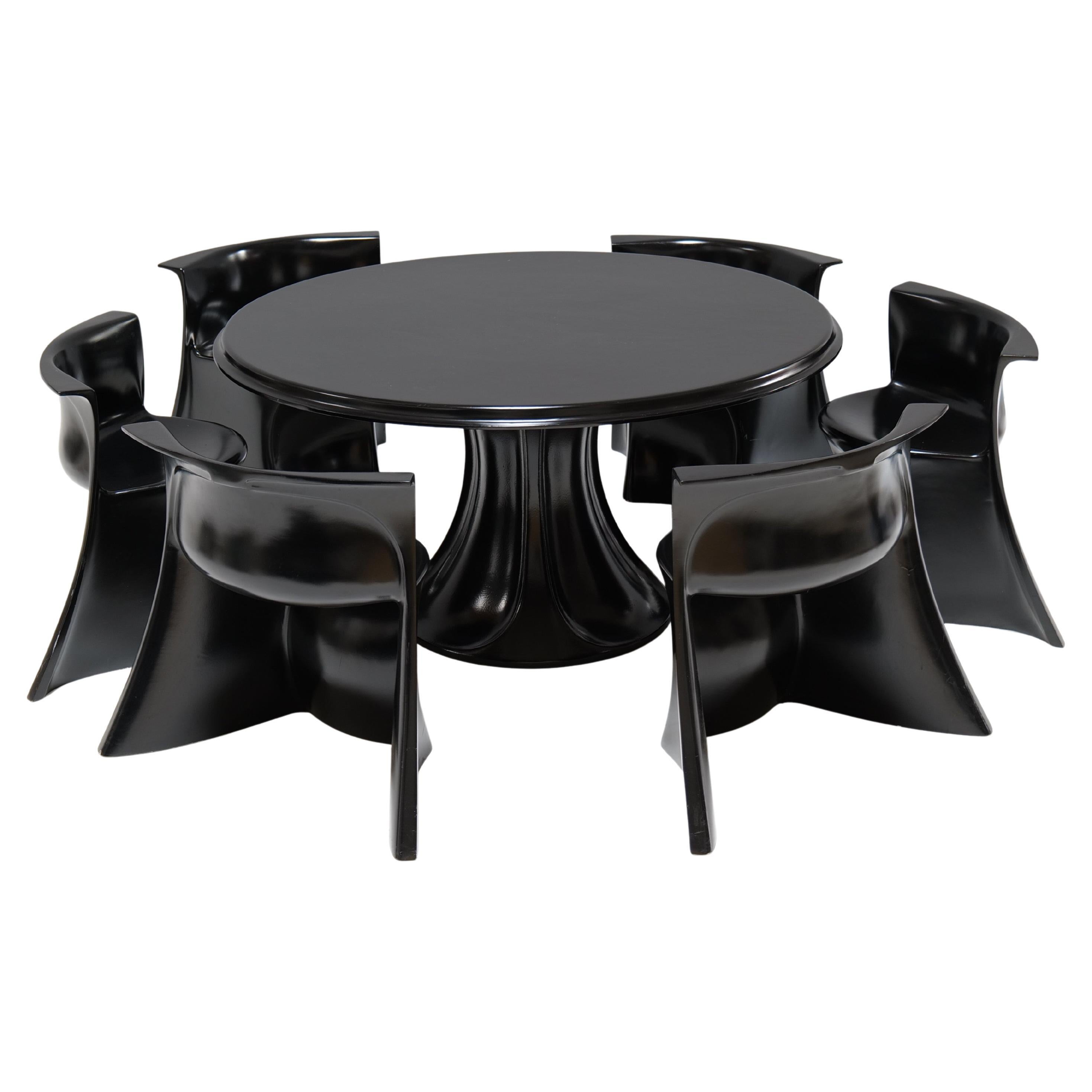 - Raro juego de comedor con 6 sillas y una mesa
- Diseño vanguardista de los años 70
- mesa 137 cm x 71 cm altura 
- silla: 67 cm x 41 cm x 67 cm

buen estado con ligeras señales de uso y pátina 