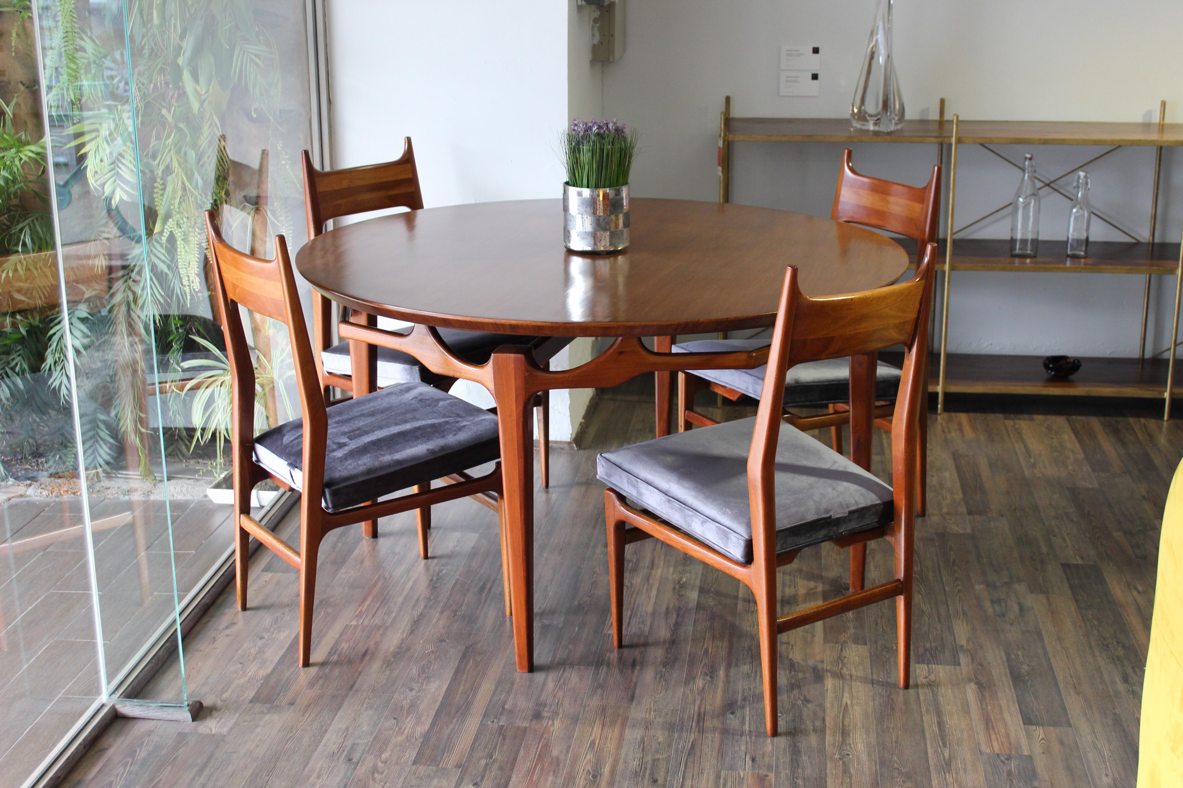 Round dining set by Eugenio Escudero, Made in Mexico in the early 1960s, 4 spectacularly floating designed chairs. Mahogany wood and suede upholstery, the design of the backrest of the chairs very characteristic of Escudero combining tones in the