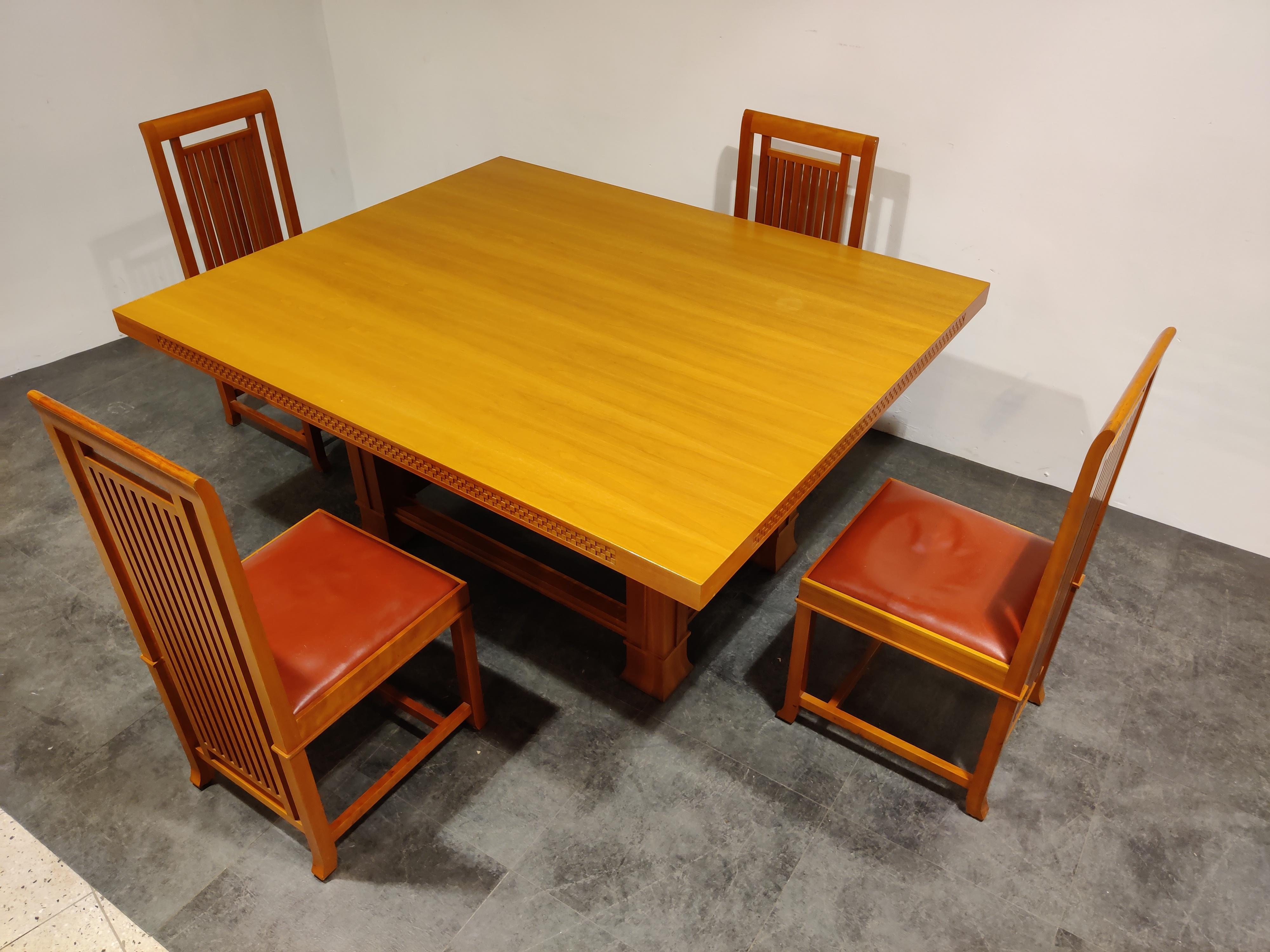Arts & Crafts design dining table - model Husser - and 4 chairs - model coonley 2' Designed by Frank Lloyd Wright in 1899 for the Joseph W. Husser House (Chicago, Illinois), this table was re-edited by Cassina in 1992 and included in the “Cassina I