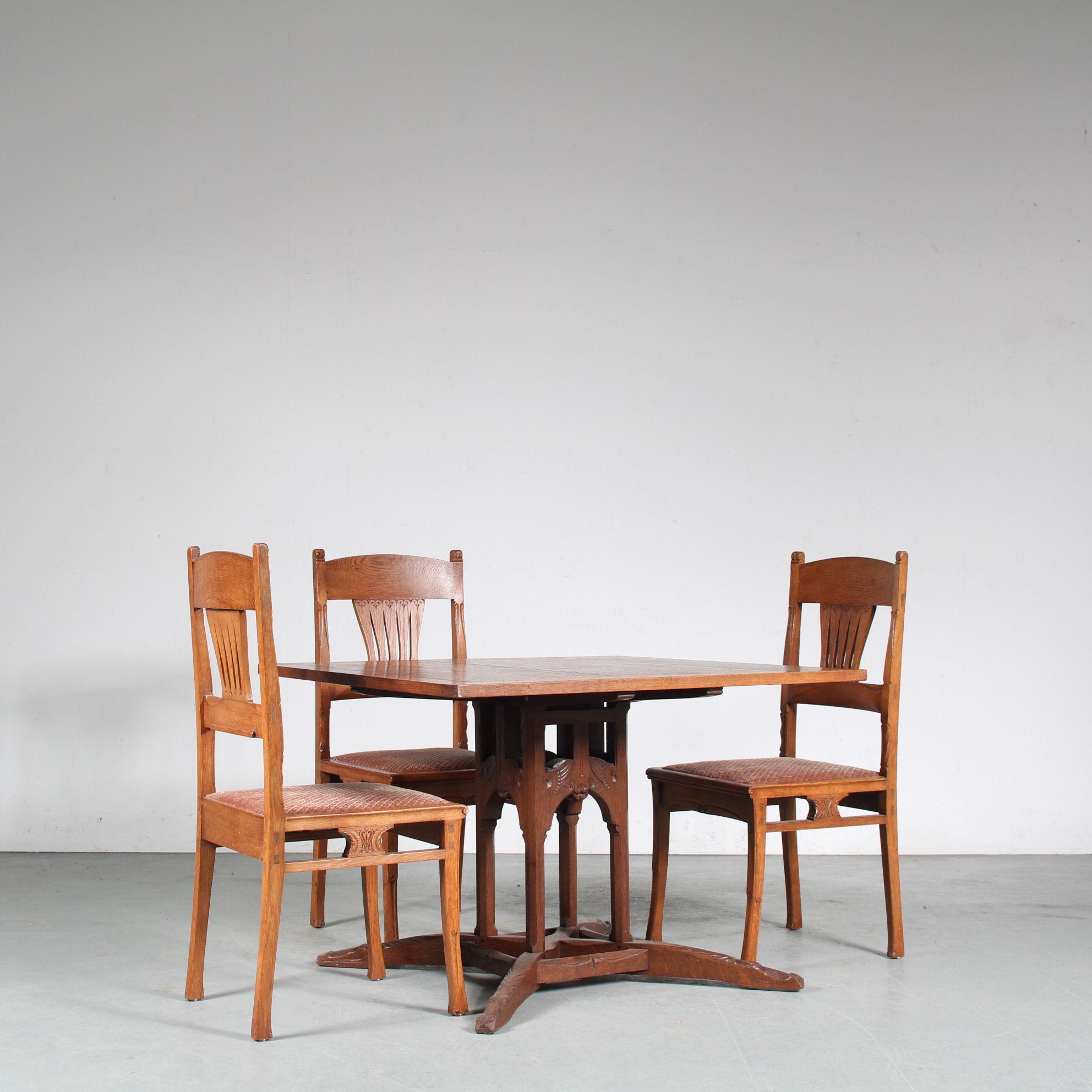 A beautiful dining set, designed by Gerrit Willem Dijsselhof and manufactured in the Netherlands around 1900.

The set contains one dining table and three chairs. Made of the highest quality oak wood in a nice, warm brown colour. The seats of the