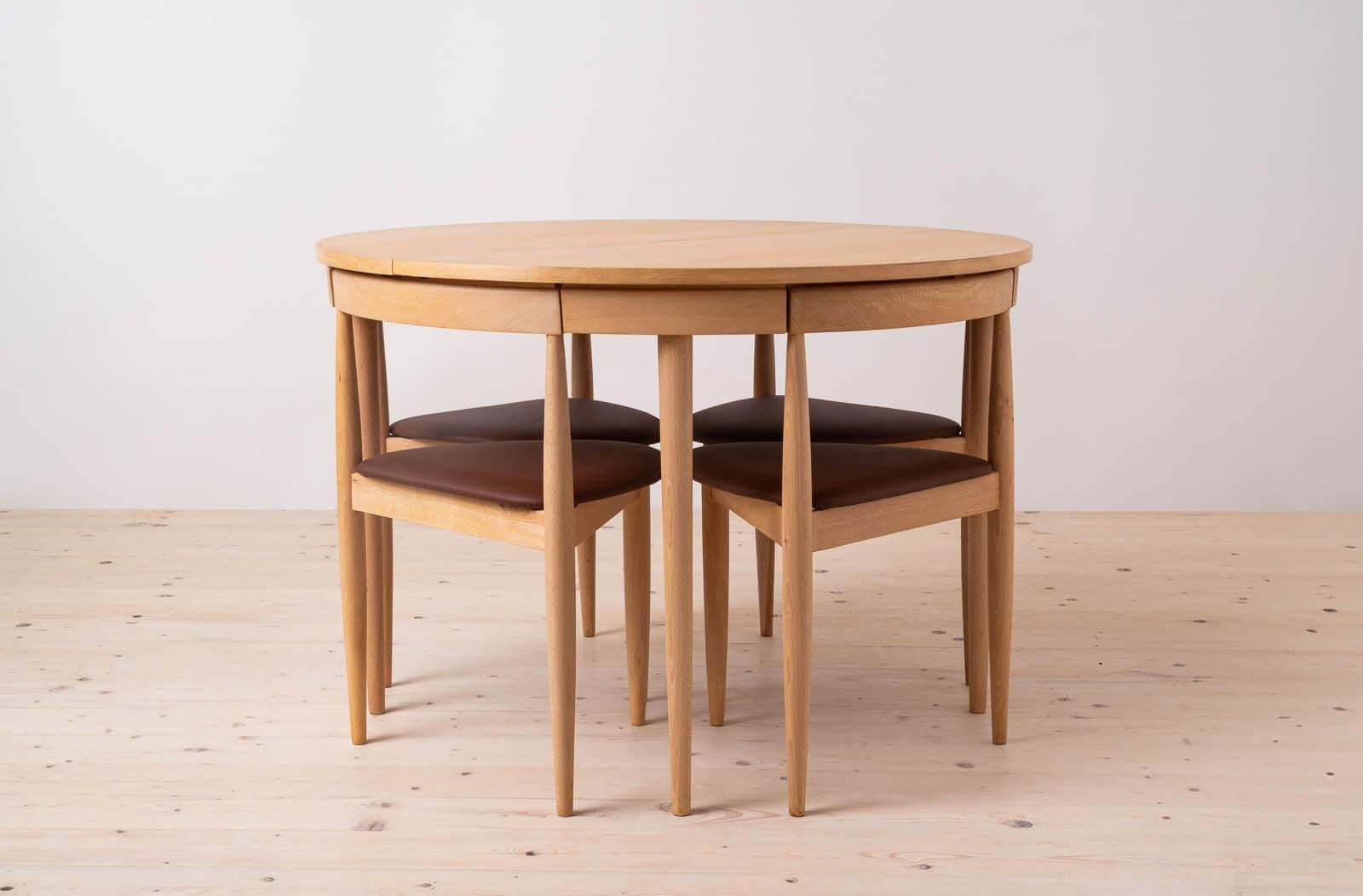 This great dining set was most probably designed by Hans Olsen in 1952 for Frem Røjle or designed in his style around 1950s, could have been also produced by some other manufacture. It features an extendable beech wood round table and four beech