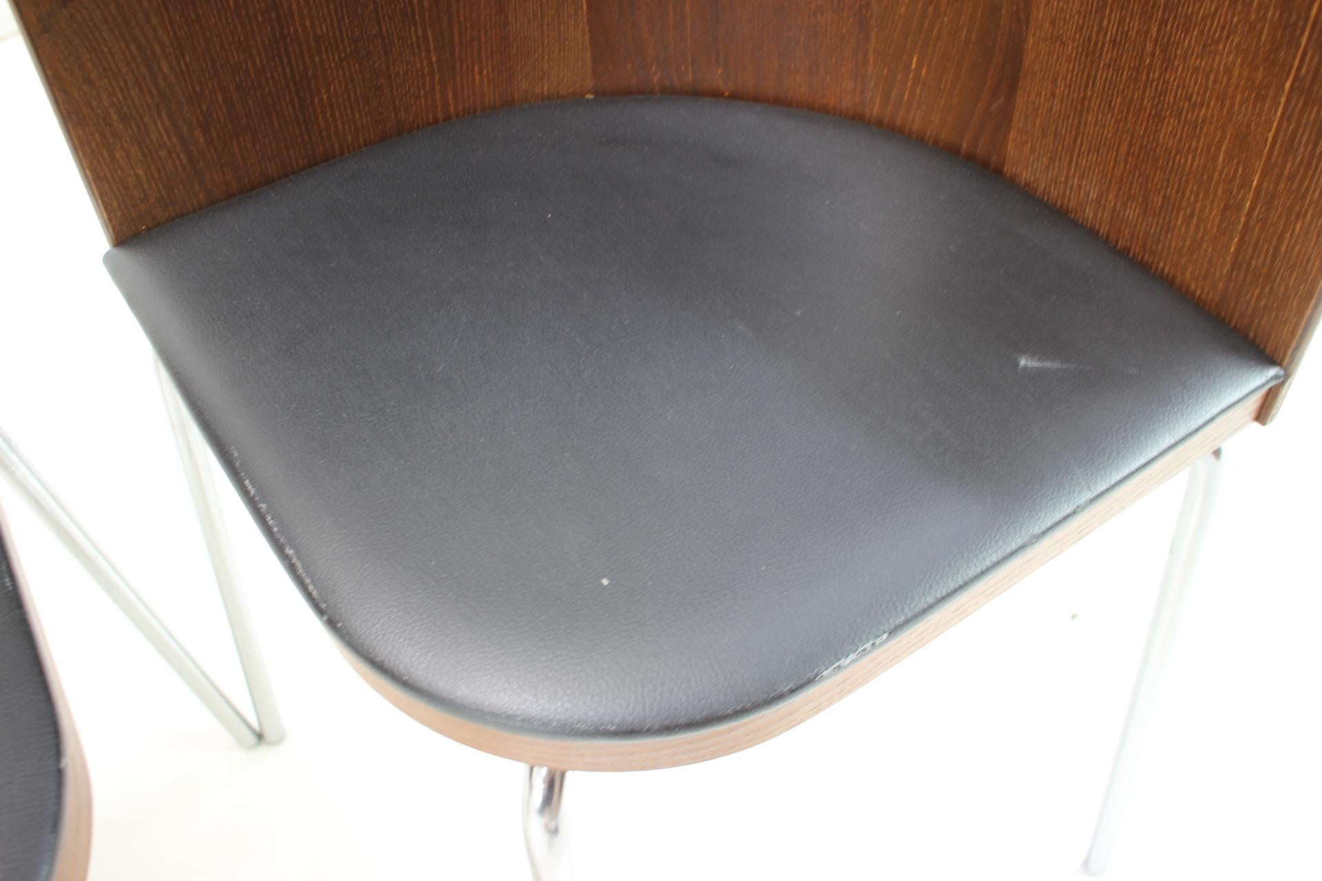 Bon état d'origine avec quelques signes d'utilisation
Faux cuir en bon état avec quelques signes d'utilisation. 
La table présente quelques signes d'utilisation
Dimensions de la table : H:76 L:84 P:84
Chaise - hauteur de l'assise 46cm
Fabriqué en