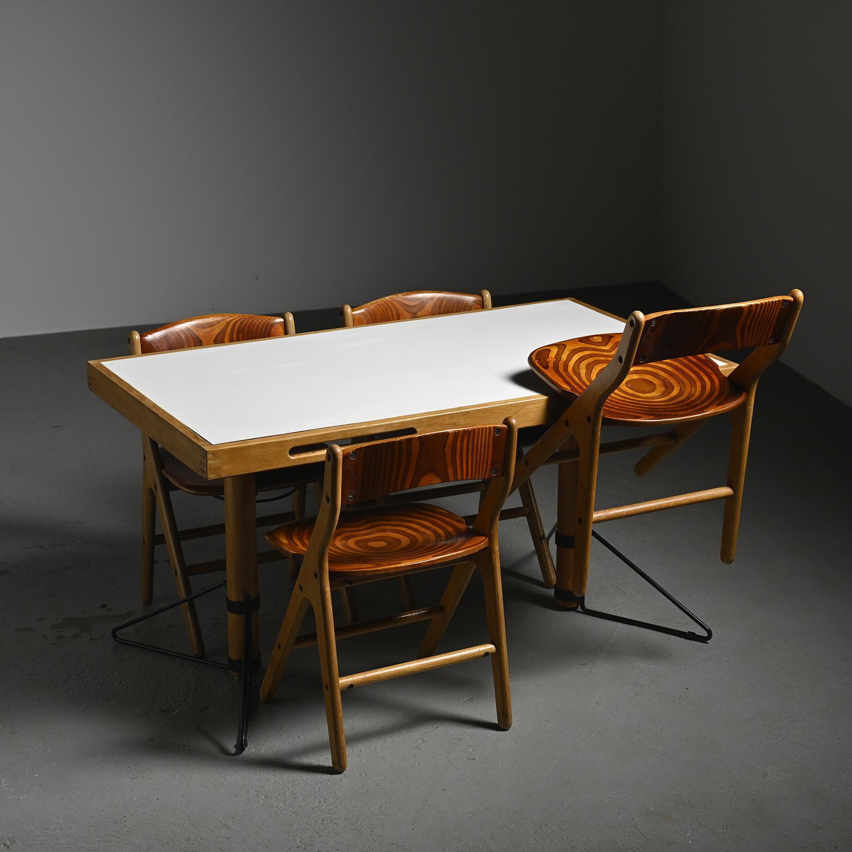 
Set da pranzo disegnato da Marc Held per Bessière nel 1983, creato per la caffetteria della sede centrale di IBM a Montpellier, in Francia.

Il set comprende un tavolo rettangolare in melamina bianca con bordi in faggio massiccio, sostenuto da