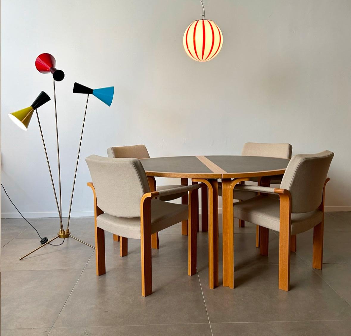 Ensemble de salle à manger danois conçu par Rud Thygesen et Johnny Sørensen pour l'éditeur Magnus Olesen dans les années 1970 au Danemark. Très beau travail sur la base en bois courbé avec un design très propre ! 

Table en bois de hêtre et formica