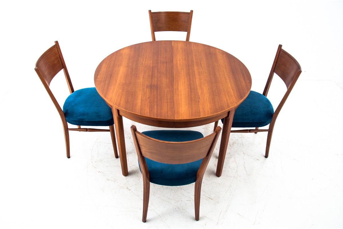 Dinner set, Danish design, 1960s

Very good condition, after renovation and replacement of upholstery.

Wood: teak

Dimensions:

Chairs height 88 cm, seat height 43 cm, width 46 cm, depth 55 cm

table avg. 115 cm height 73 cm, width when