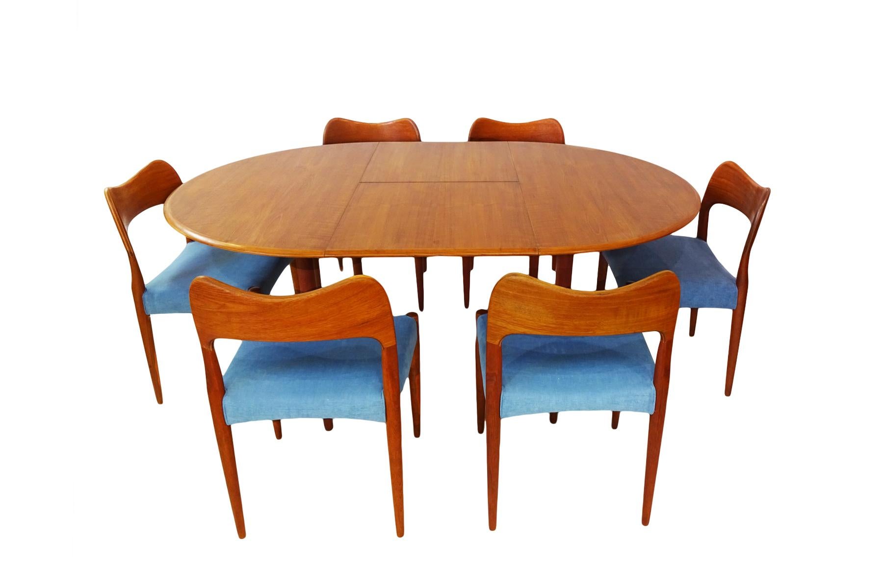 Danish midcentury teak dining set by Arne Hovmand Olsen for Mogens Kold

A beautiful set of six Danish midcentury teak dining chairs and extending dining table designed by Arne Hovmand Olsen and manufactured by Mogens Kold, circa 1960.

The