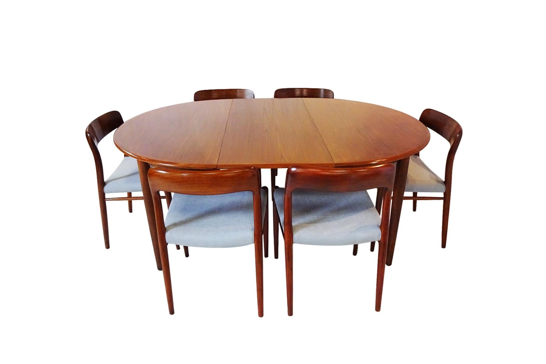 Dining Set - Danish Midcentury Teak table and 8 chairs by Niels Otto Moller In Good Condition In Highclere, Newbury