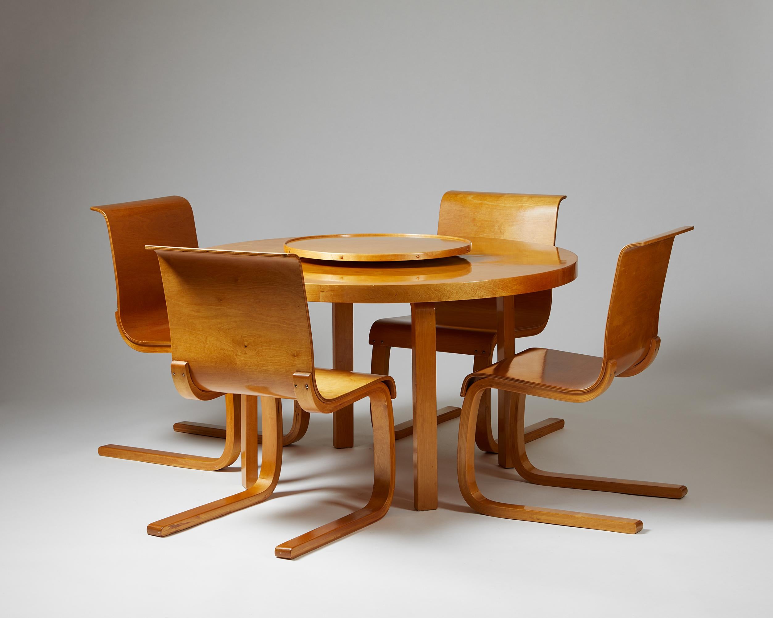 Dining set designed by Alvar Aalto for Finmar Ltd.,
Finland, 1929.
Birch.

Stamped.

This rare dining set by the Finish design icon Alvar Aalto is characterised by the combination of the chair's distinctive curves and the table's circular form — the
