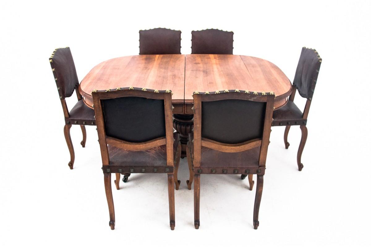 Dining set, France, around 1890.

Currently under renovation, there is a choice of fabric.

Wood: walnut

Dimensions:

Table: height 73 cm / length 146 cm - 294 cm / depth 120 cm

Chairs: height 92 cm / seat height 45 cm / width 49 cm / depth 55 cm