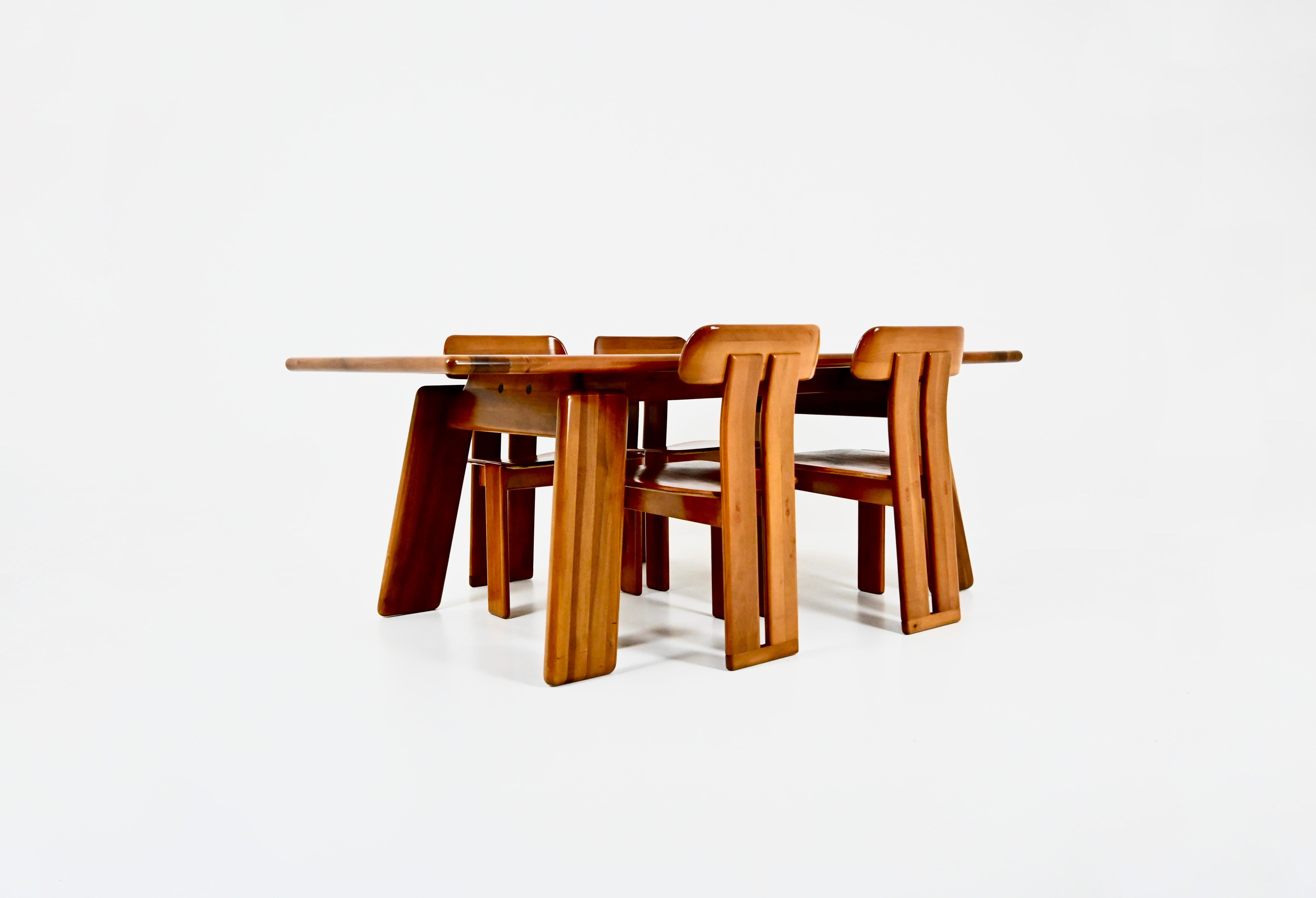 Esszimmergarnitur bestehend aus 4 Stühlen aus Holz und braunem Leder und einem Holztisch aus der Sapporo Collection von Mario Marenco.
Abmessungen des Stuhls: Höhe: 82 cm Breite: 50 cm Tiefe: 53 cm Sitzhöhe: 45 cm
Abmessungen des Tisches: Höhe: 75