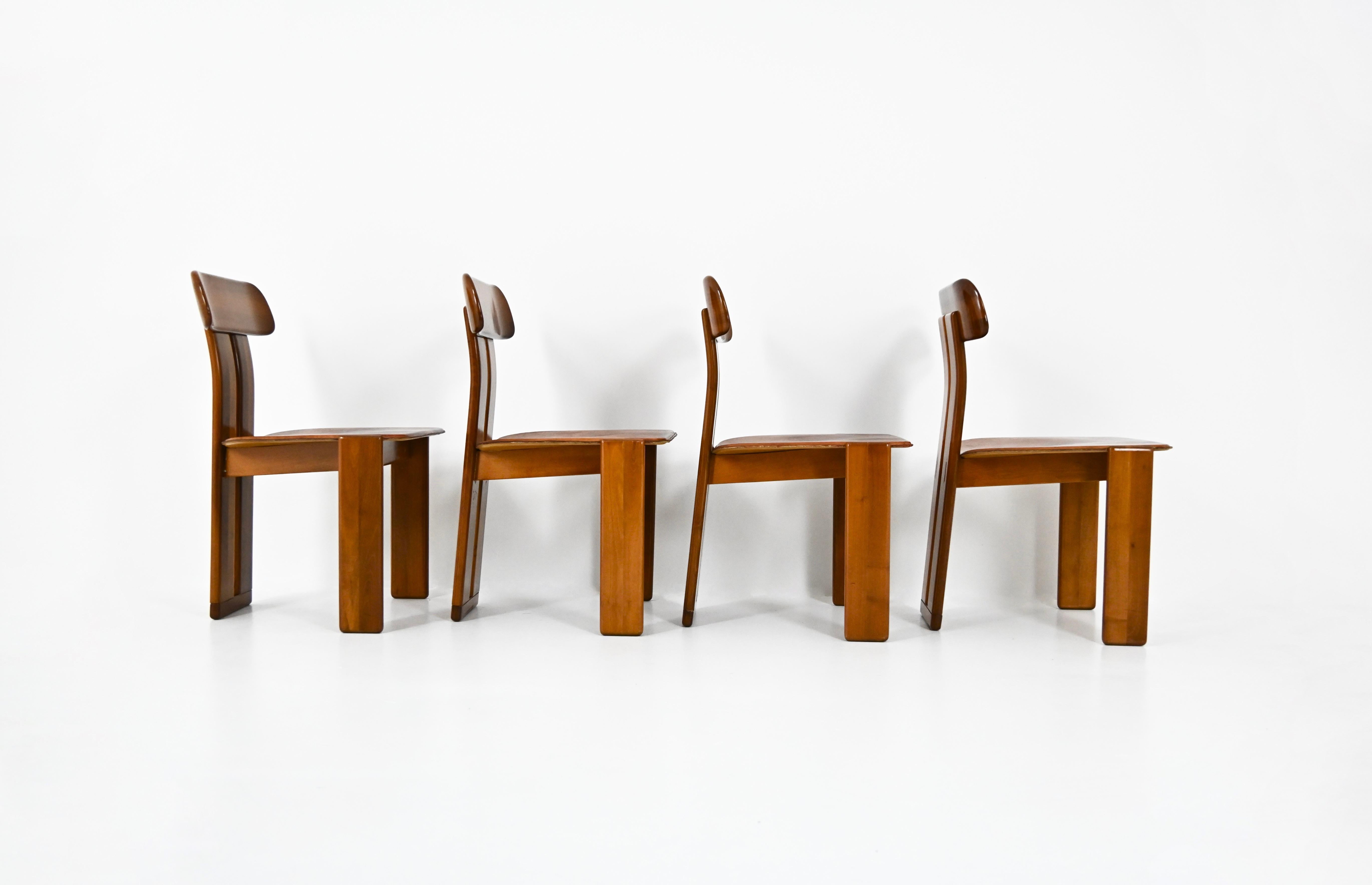 Esszimmergarnitur Sapporo Tisch und vier Stühle Von Mario Marenco für Mobilgirgi, 1970er Jahre (Holz) im Angebot