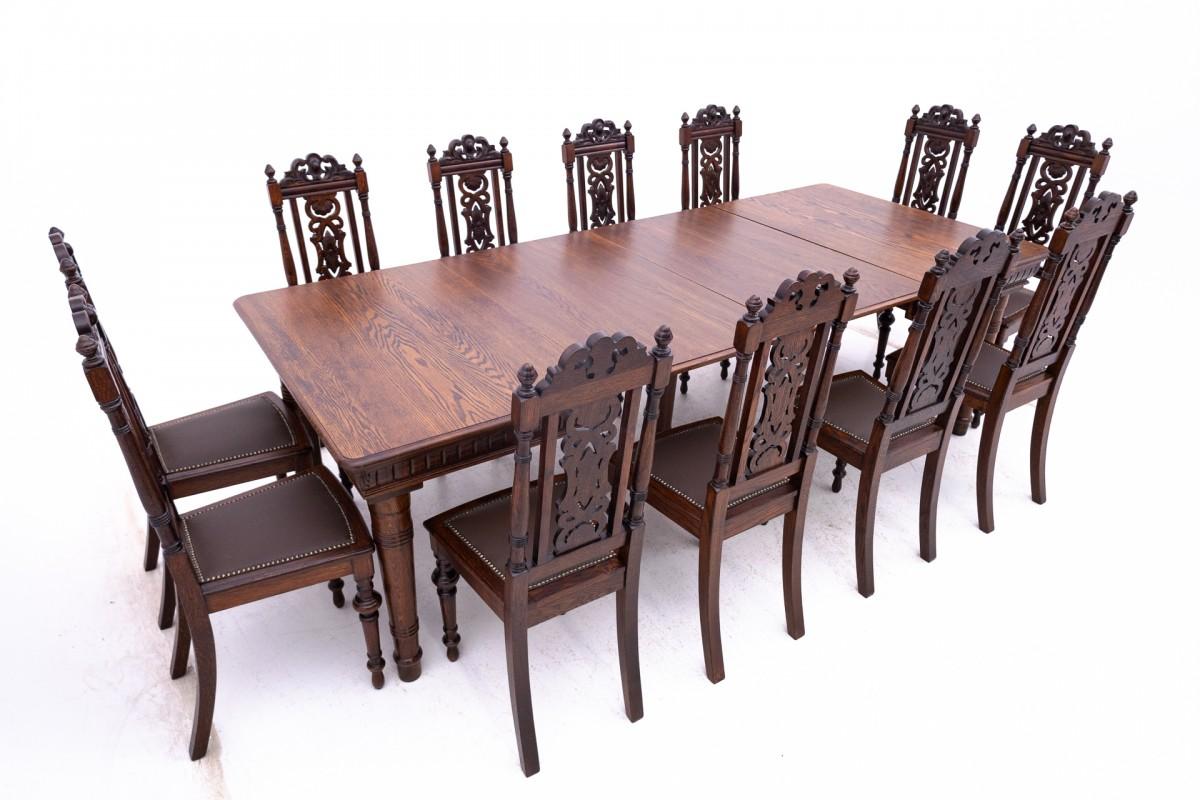 Ensemble de salle à manger, table + 12 chaises, Europe du Nord, vers 1930.

Très bon état, après rénovation professionnelle et remplacement de la sellerie par du cuir neuf.

Bois : chêne

Dimensions :

Chaises : hauteur 110 cm / hauteur d'assise 47