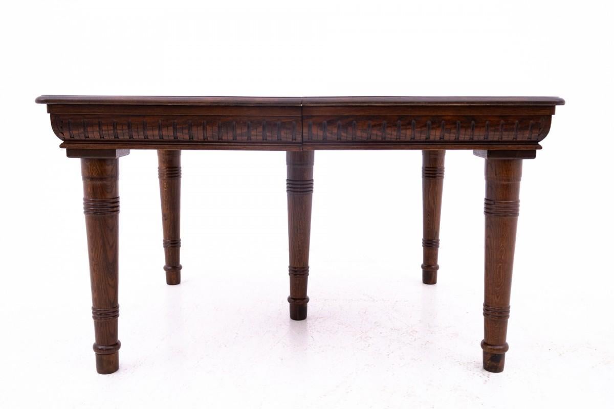 Français Ensemble de salle à manger, table + 12 chaises, Europe du Nord, vers 1930. en vente