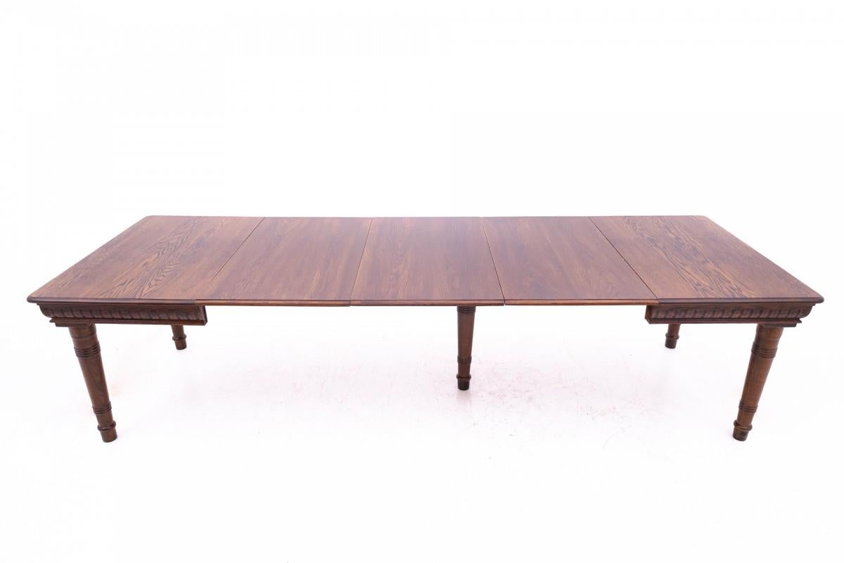Cuir Ensemble de salle à manger, table + 12 chaises, Europe du Nord, vers 1930. en vente