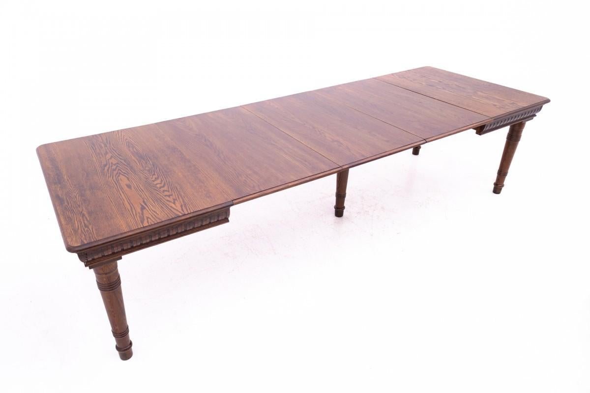 Ensemble de salle à manger, table + 12 chaises, Europe du Nord, vers 1930. en vente 1