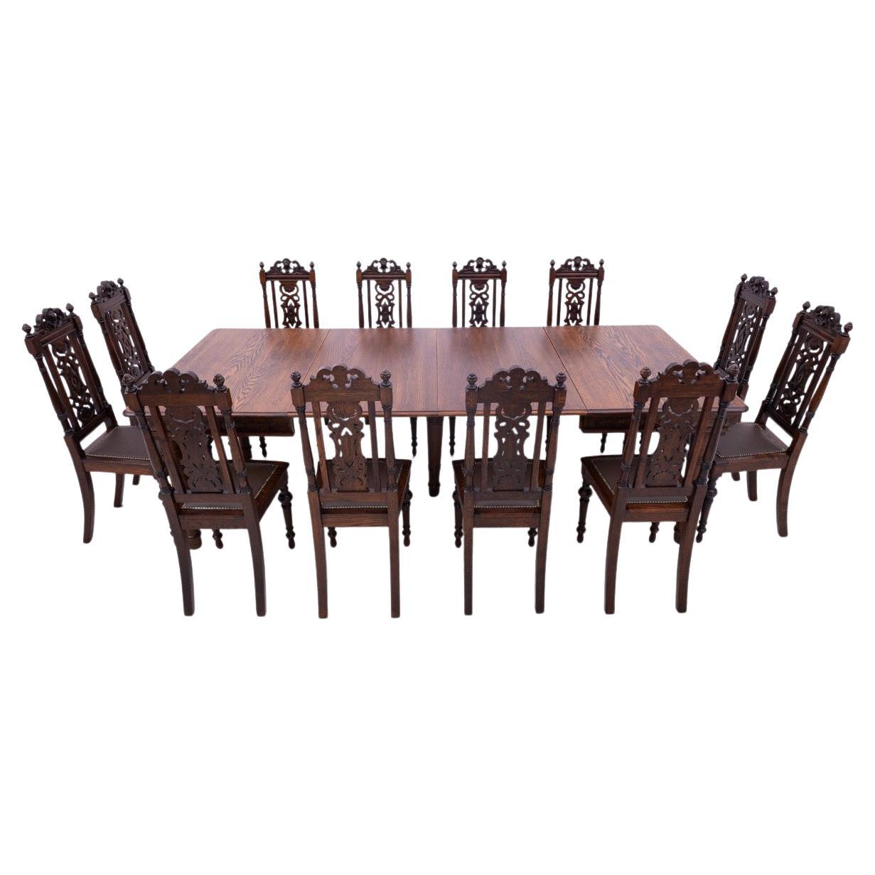 Ensemble de salle à manger, table + 12 chaises, Europe du Nord, vers 1930. en vente
