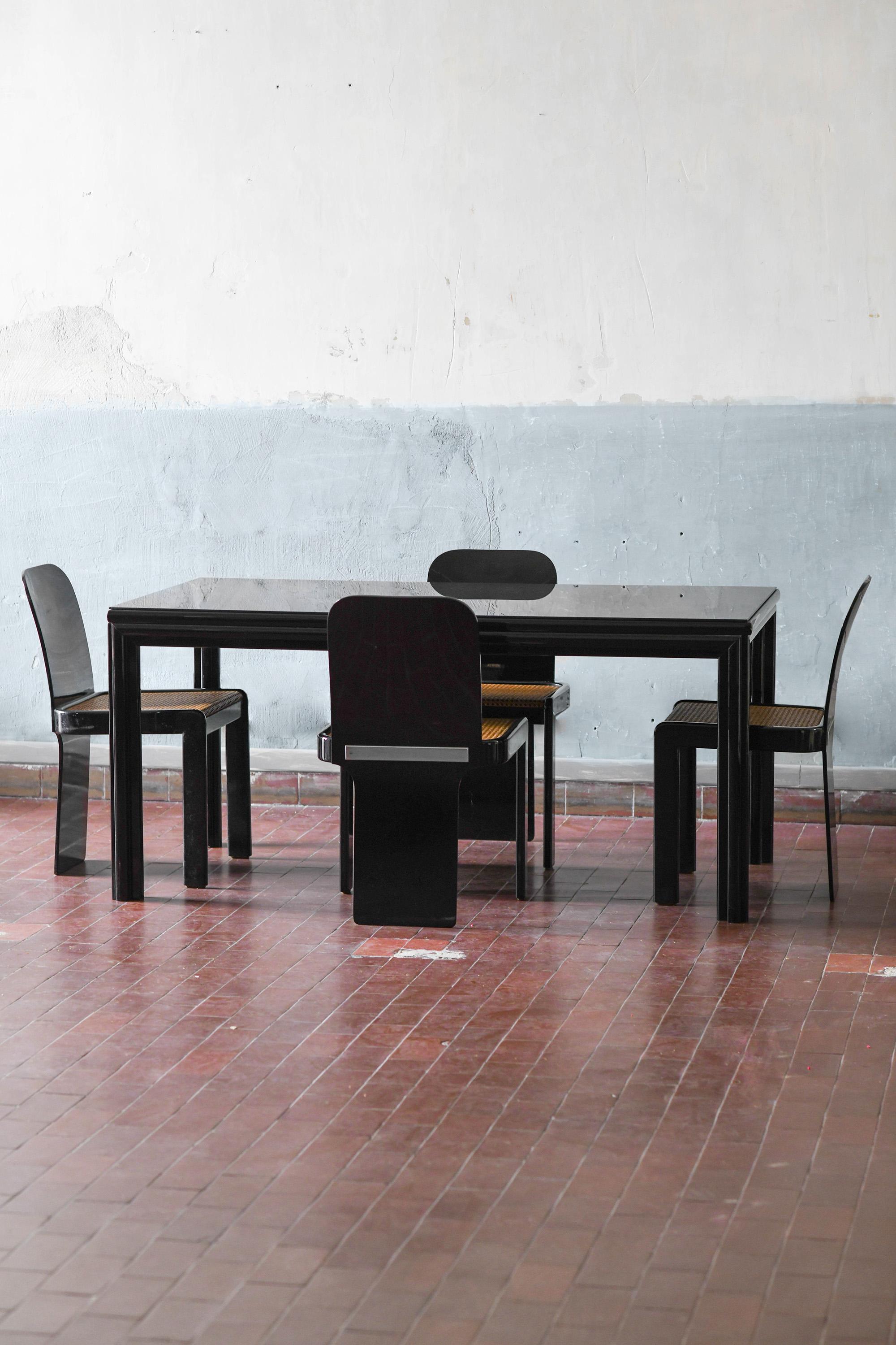 Ensemble de salle à manger : 
table + 4 chaises par Pierluigi Molinari pour Pozzi Milano, 1960
Matériaux : bois laqué noir et paille de Vienne.
Dimensions :
Table 175 L x 75 H x 78 D cm
Chaise 41 L x 82 H x 47 P cm