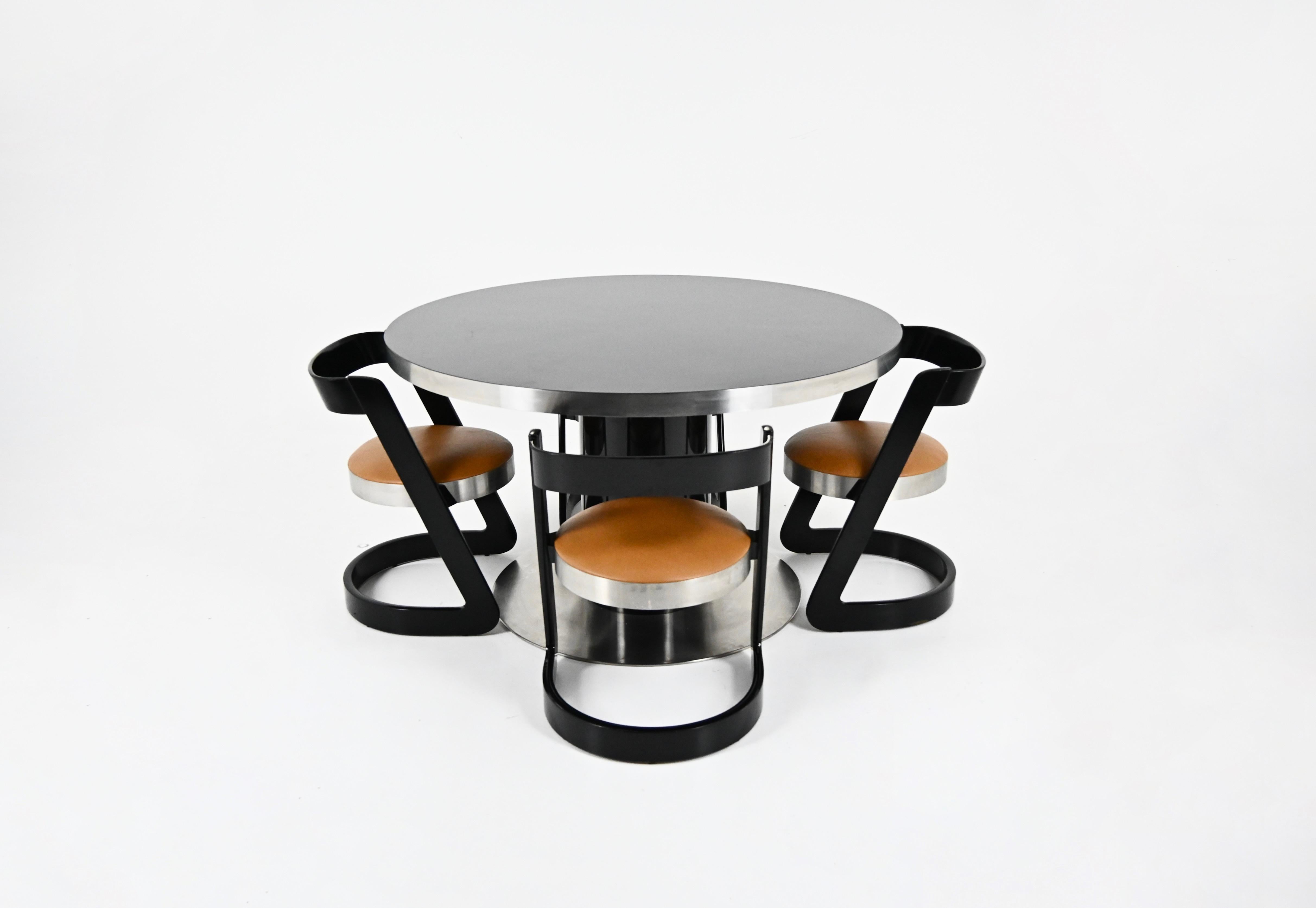 Ensemble de 4 chaises et d'une table en bois, métal et cuir par Willy Rizzo pour Mario Sabot.
Dimensions de la table : H : 76 cm Dia : 129 cm
Dimensions de la chaise : H : 68 cm L : 51 cm P : 46 cm. Hauteur du siège : 44 cm.
Usure due à l'âge et à