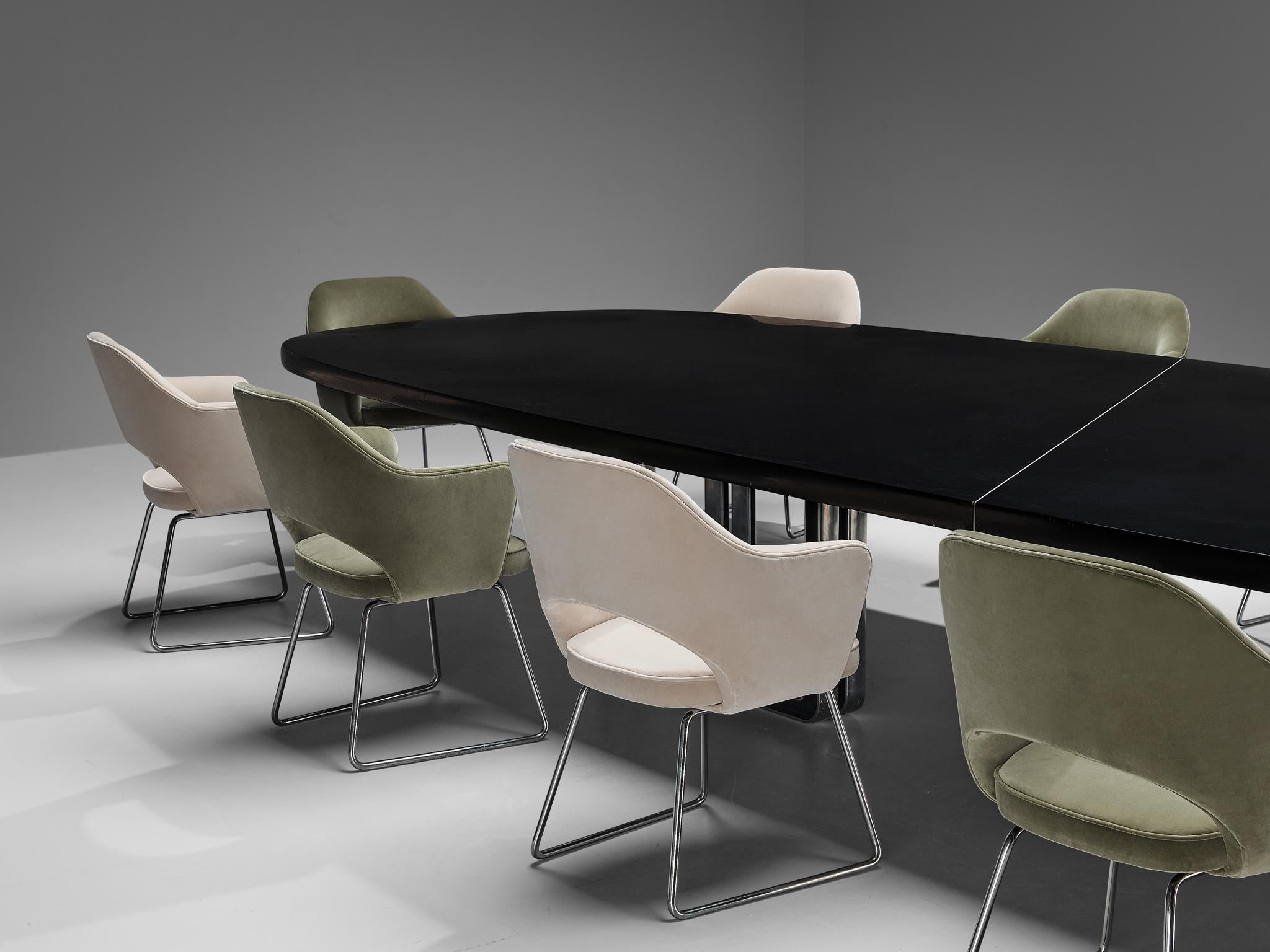 Ensemble de salle à manger avec table Centro Progetti Tecno et chaises Eero Saarinen  en vente 1