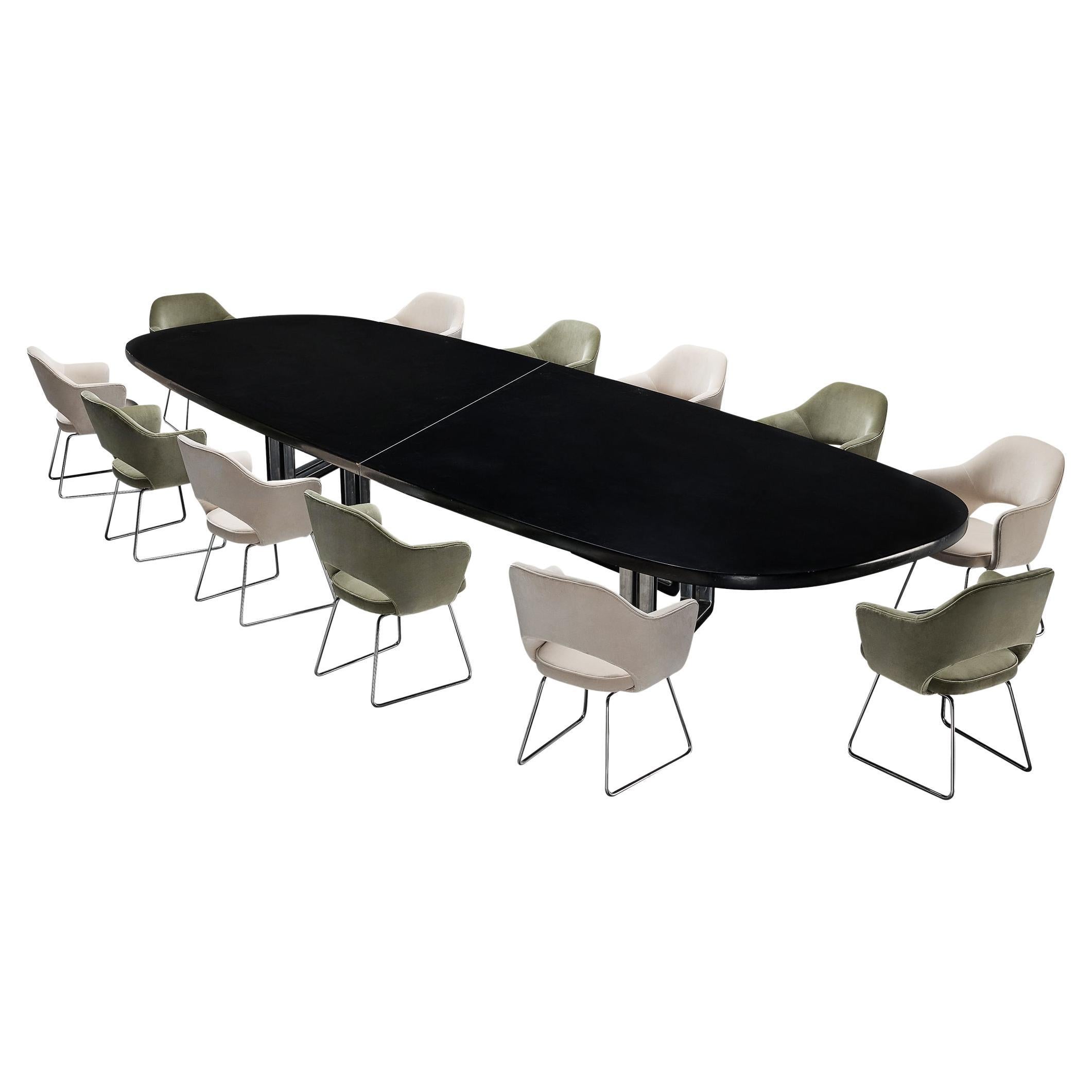 Ensemble de salle à manger avec table Centro Progetti Tecno et chaises Eero Saarinen 