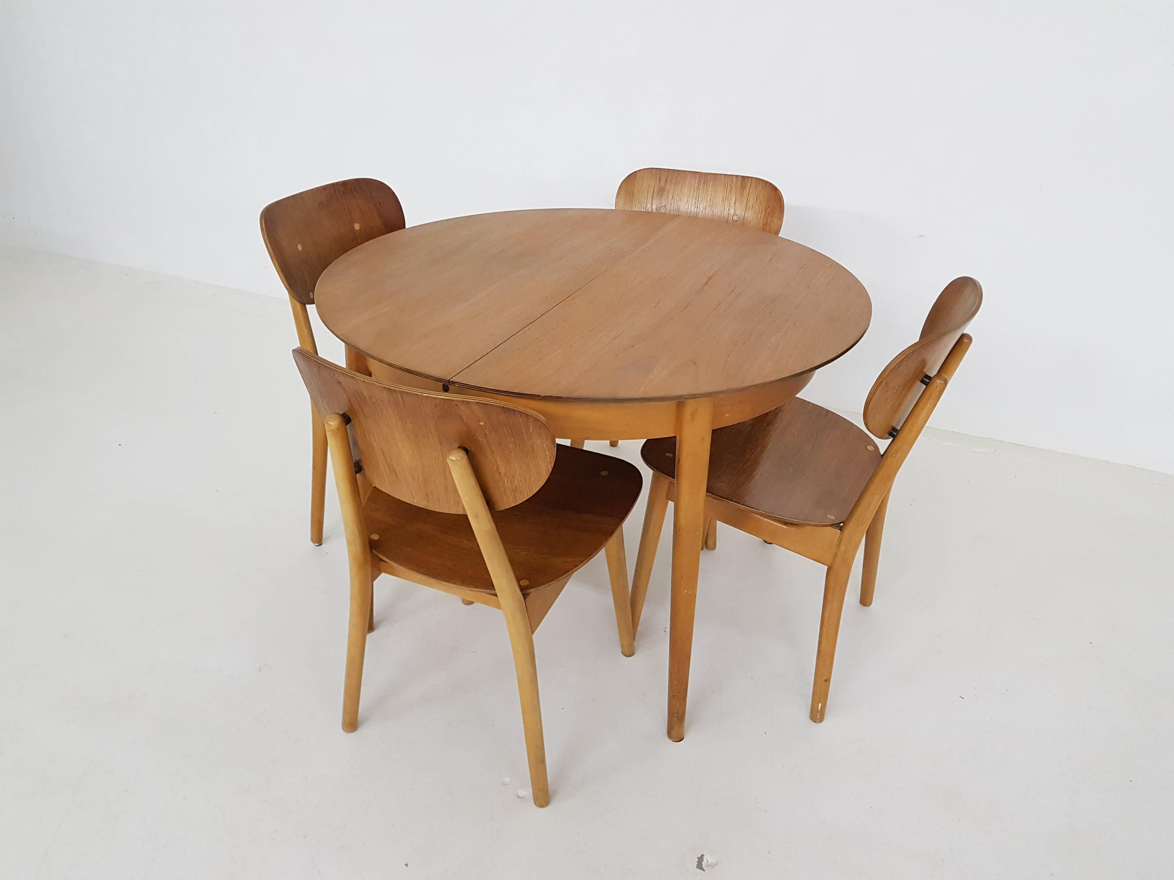 Passende Essgarnitur bestehend aus einem Tisch TB35 und Stühlen SB11 des niederländischen Designers Cees Braakman für UMS Pastoe.

Cees Braakman war ein niederländischer Möbeldesigner, der in der Mitte des Jahrhunderts für UMS Pastoe arbeitete. Er