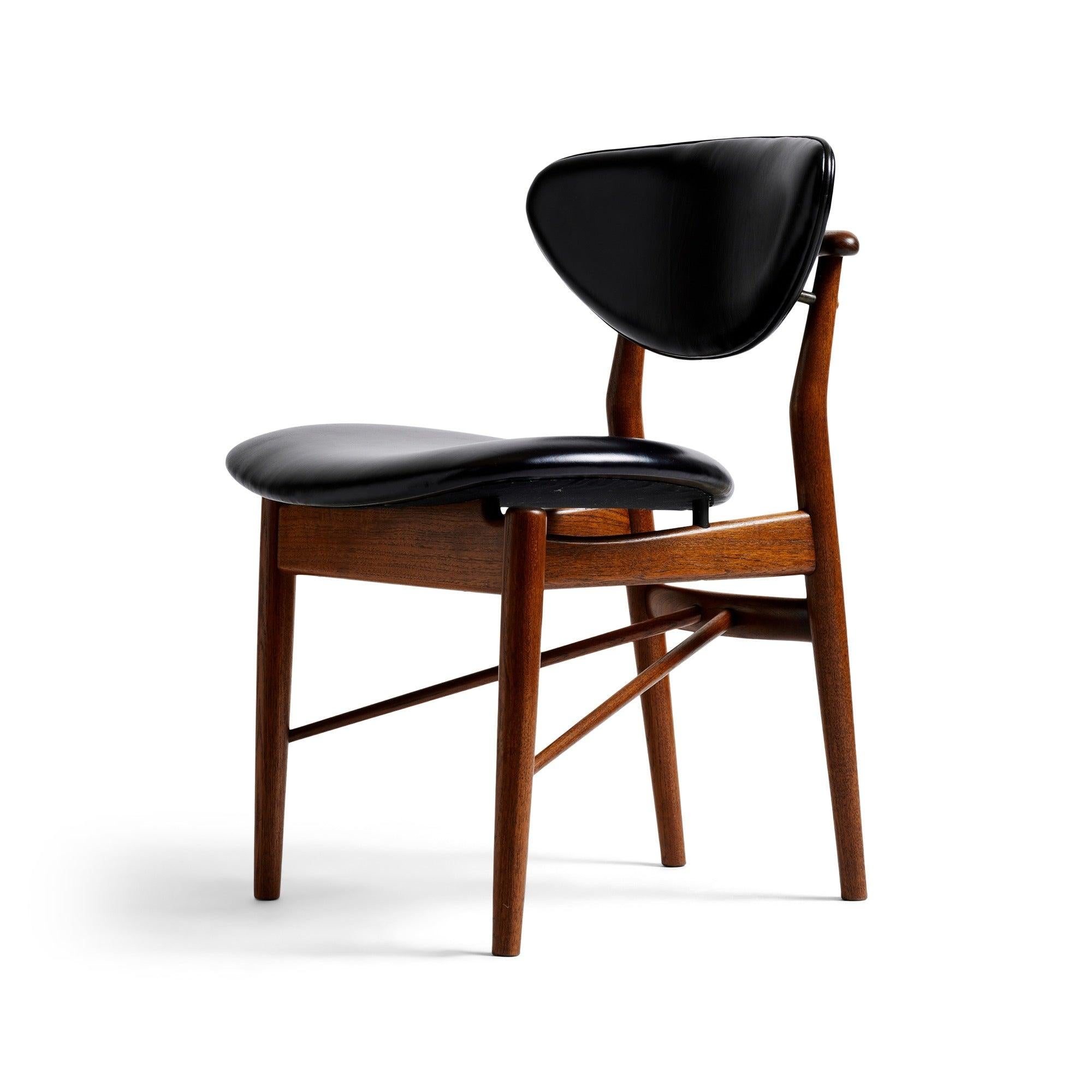 A light and elegant 53 side chair in teak with a 