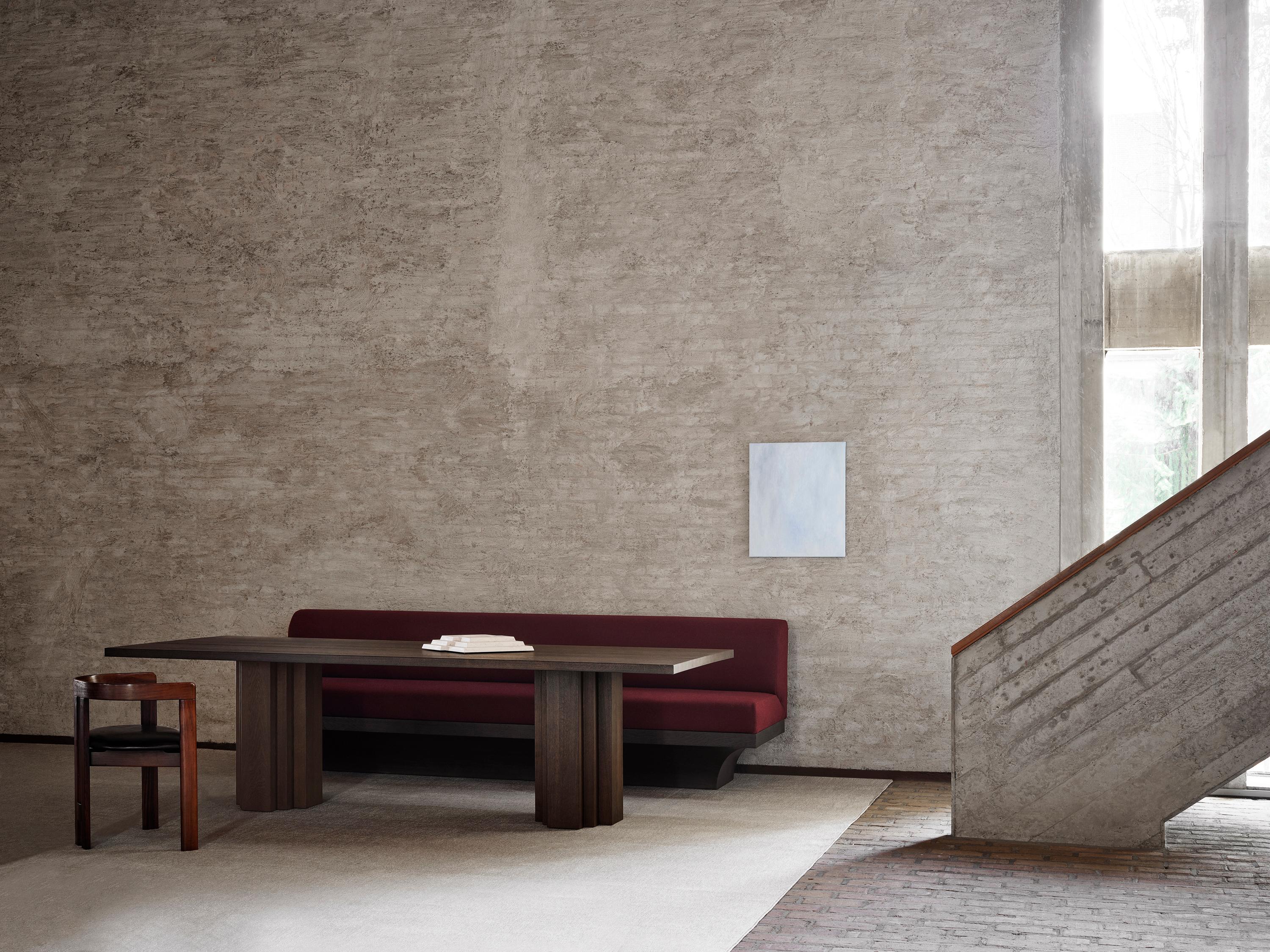 Combina gli intagli decisi della monumentale base ad arco con le comode forme arrotondate della voluminosa imbottitura. L'Acer  Il divano è realizzato per garantire comfort e durata, utilizzando i migliori materiali della categoria e proporzioni