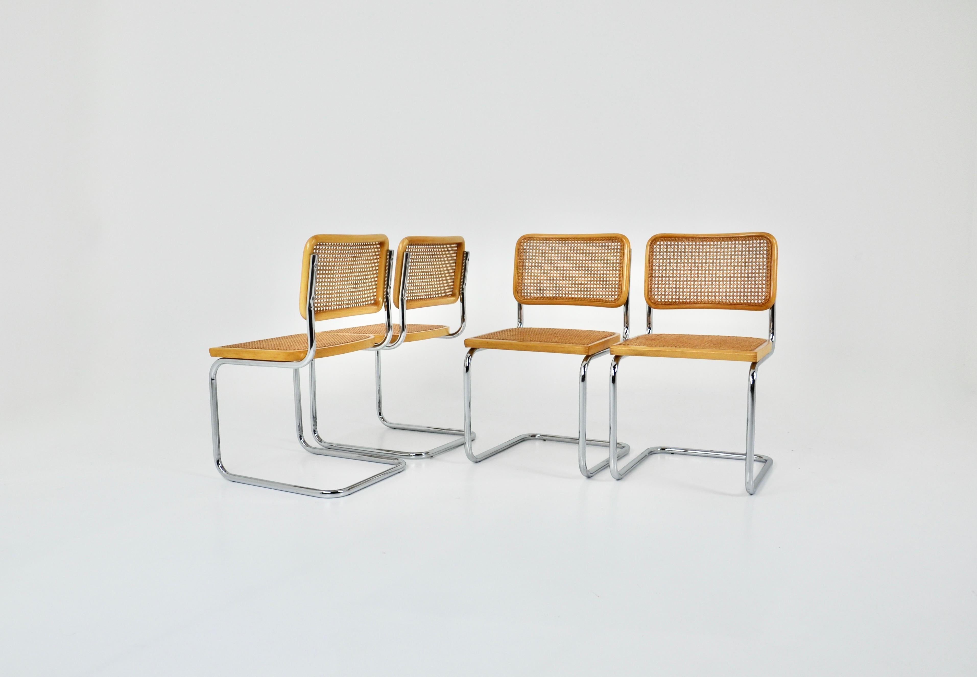 Set of 4 chairs in metal, wood and cane. Wear due to time and age of the chairs 
Measure: Seat height: 45cm.