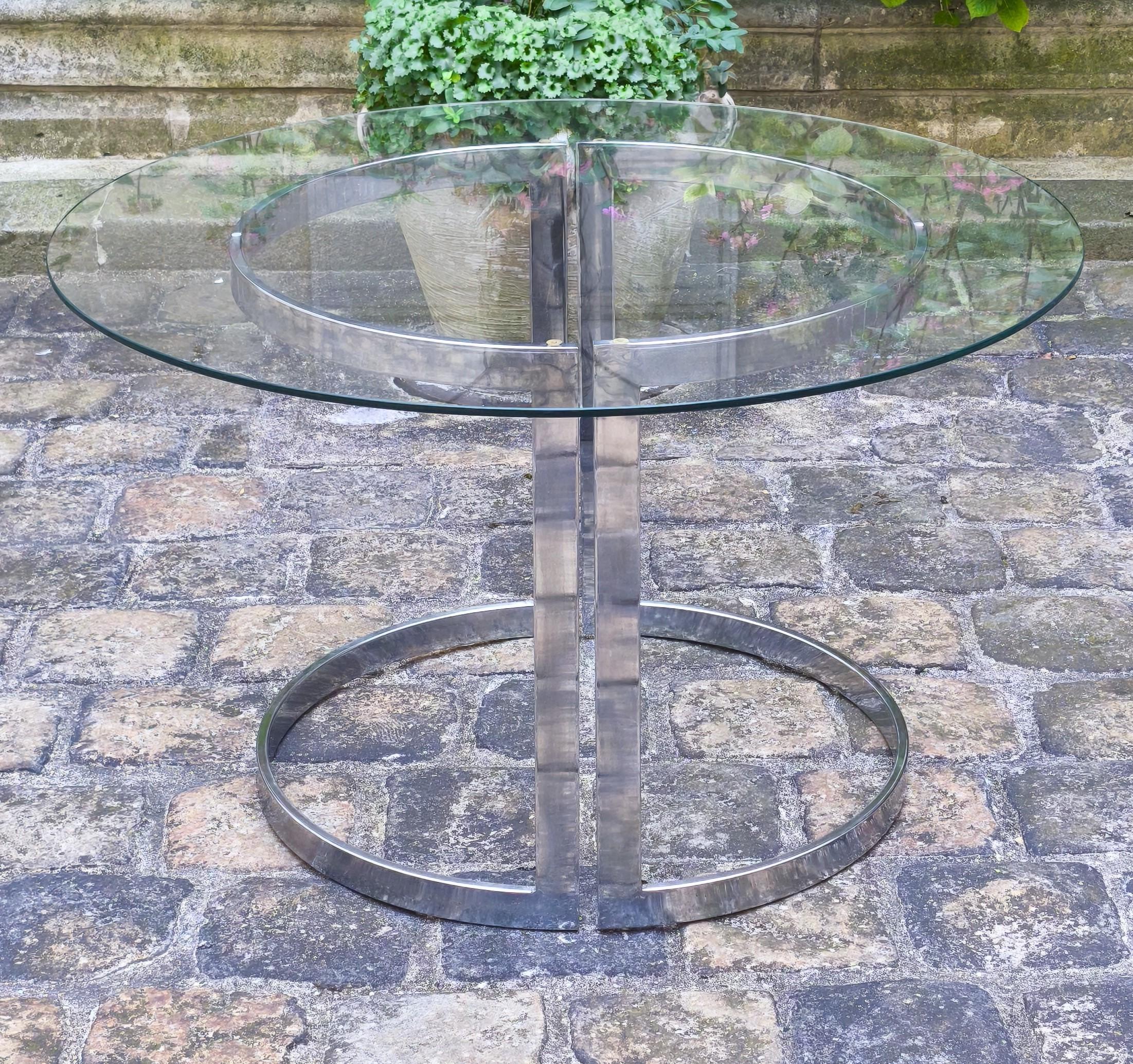 Table de salle à manger, années 1970, en acier chromé et verre par Vittorio Introini pour Fratelli Steele, Italie. 
.
Simplicité et élégance sont les traits distinctifs qui caractérisent ce projet de Vittorio Introini pour Saporiti.
.
Comme vous