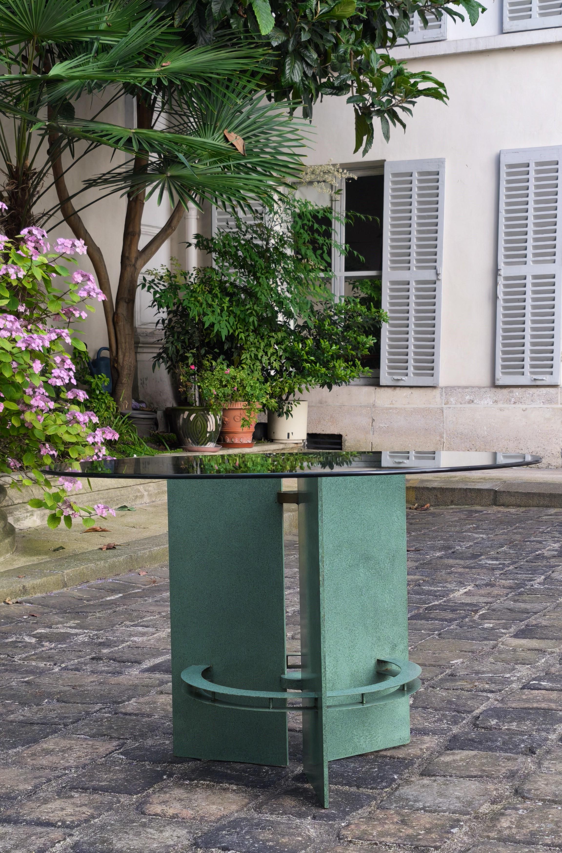 Tavolo da pranzo in vetro e acciaio laccato, Francia, anni '80

Questo magnifico tavolo incarna il revival dell'Art Déco che ha influenzato il design degli anni Ottanta. Una superba combinazione di acciaio laccato verde, un cerchio centrale color