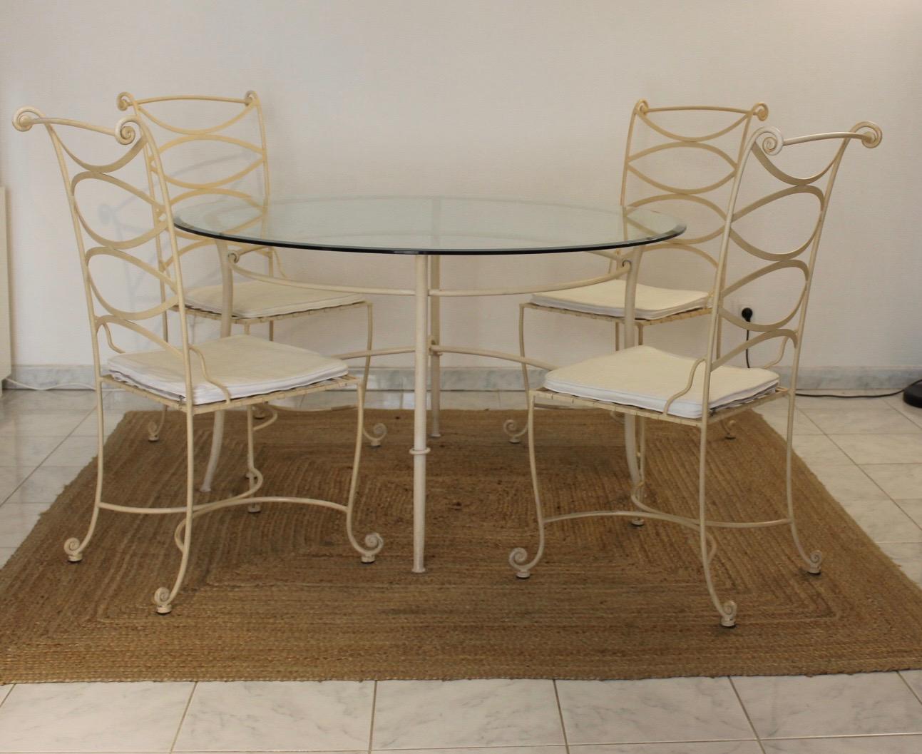 Table à manger avec 4 chaises assorties en fer forgé.
Couleur ivoire. Peut convenir à l'intérieur d'une pièce ou à l'extérieur.
Travail français des années 80 de bonne qualité.