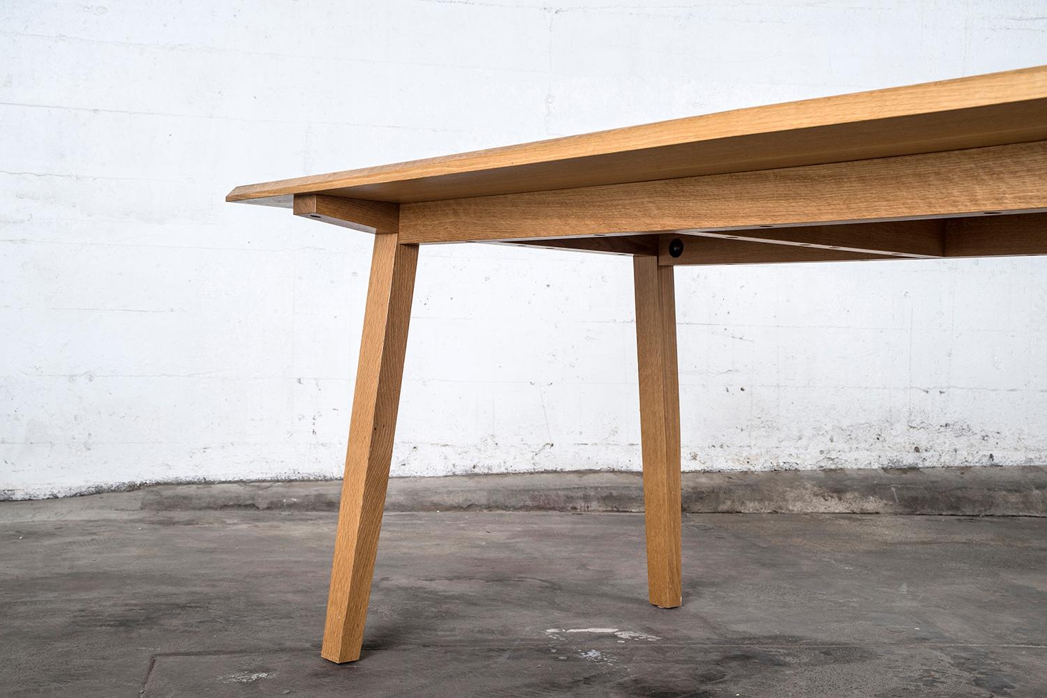 Ein vielseitiger Hartholztisch, der als Kartentisch, Frühstückstisch oder Esstisch in Wohnungsgröße verwendet werden kann. Modernes Styling, handgefertigt aus Hartholz, hier in Nussbaum. Perfekt für das Wohnen in einer Wohnung, vollständig